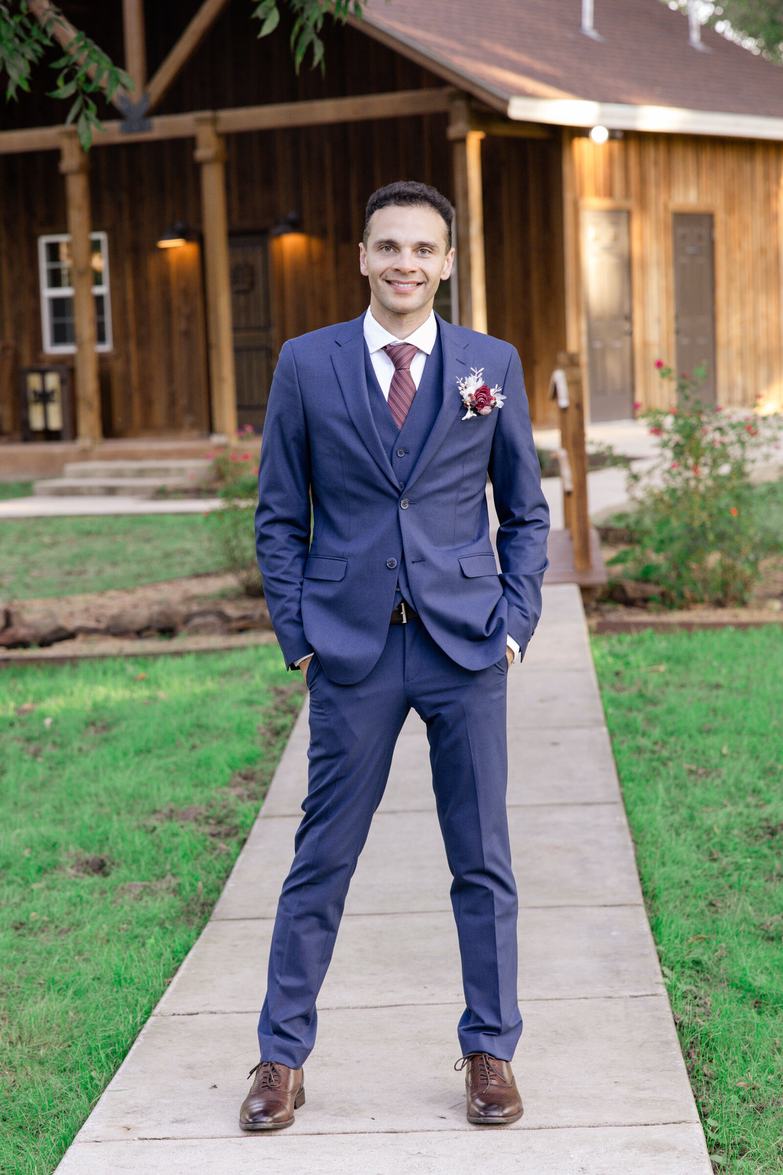 Solo photography of groom outdoor before wedding