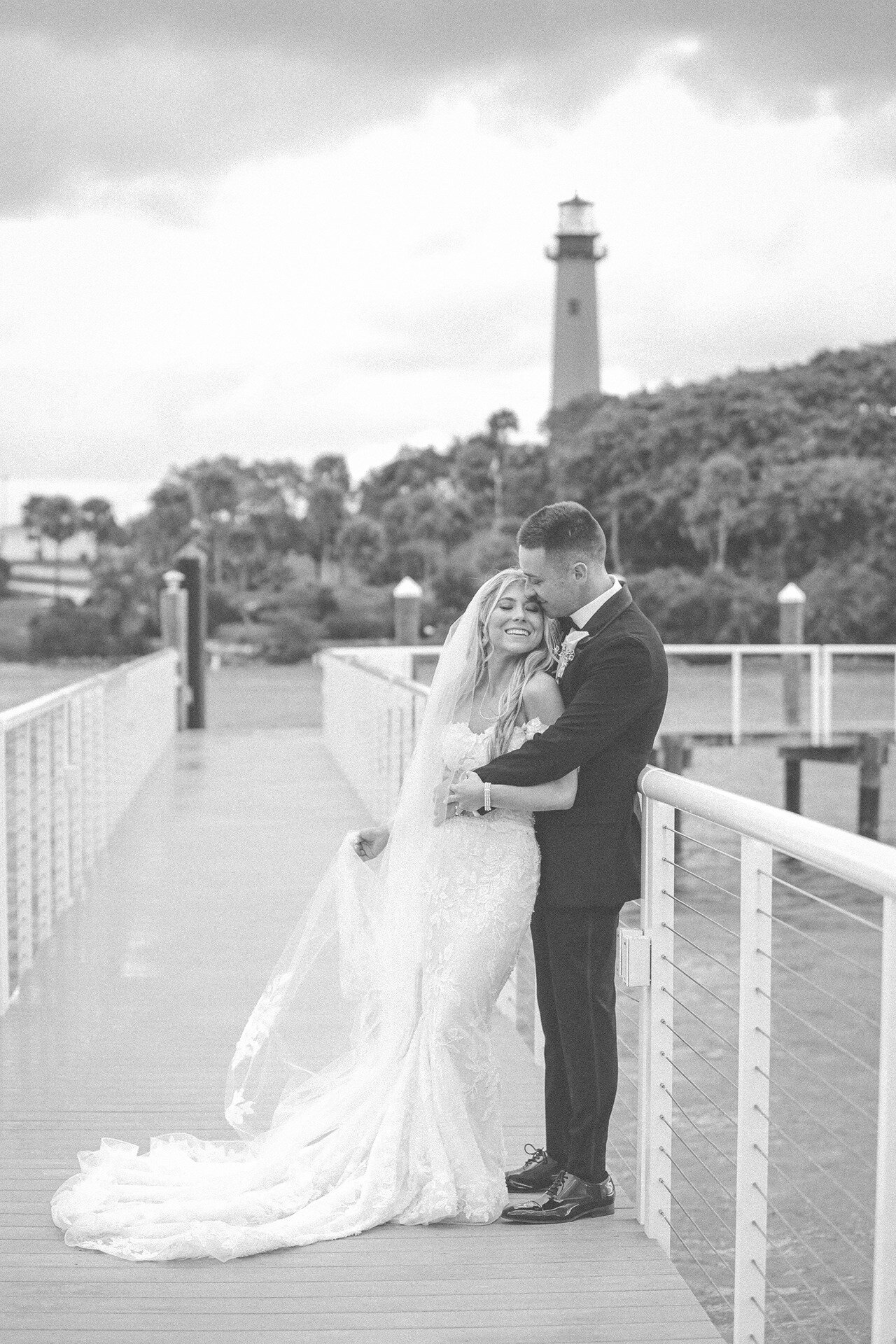 bride-groom-pelican-club-pier-1