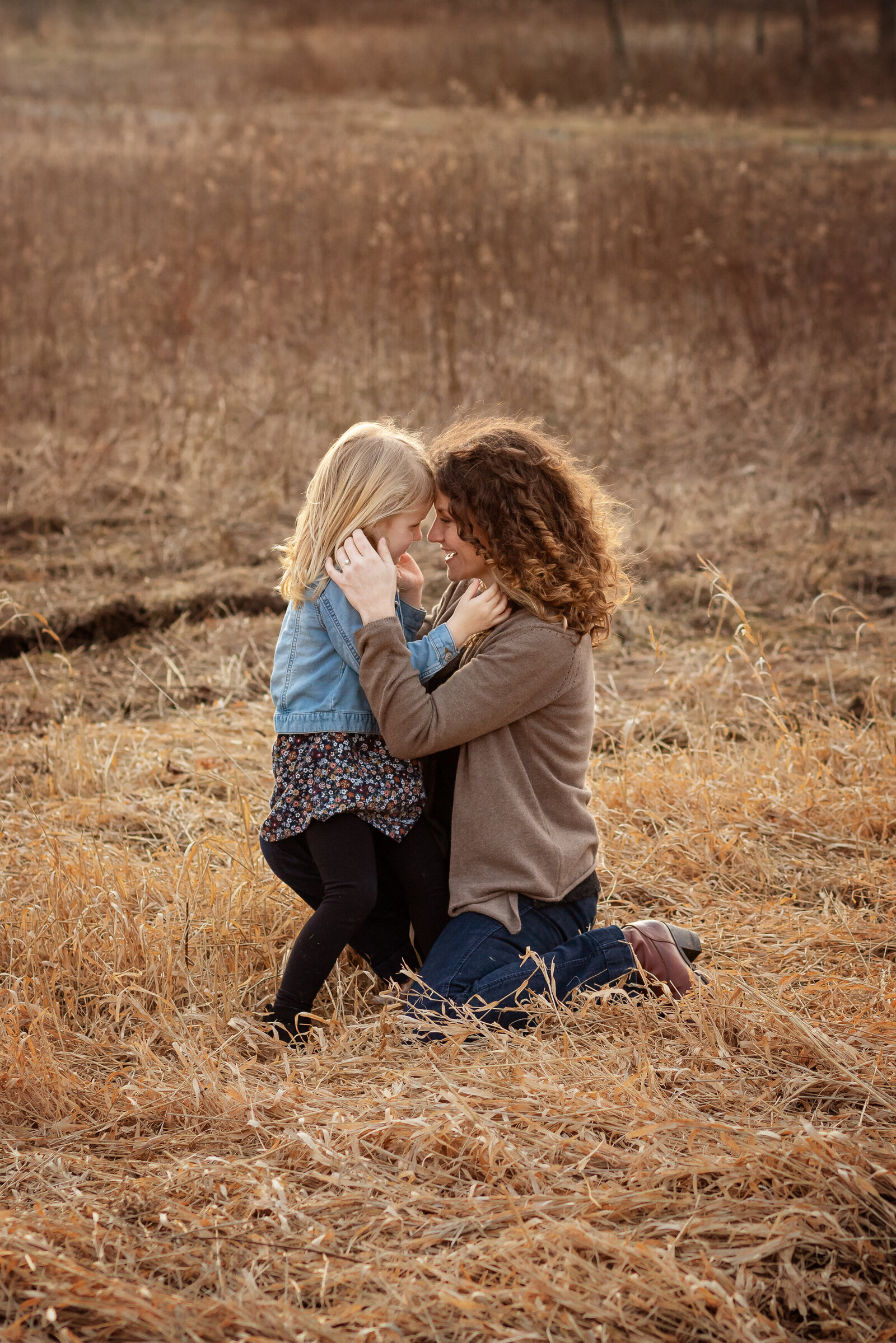 mom-daughter-hugging-central-park-morris-county-nj-family-photographer