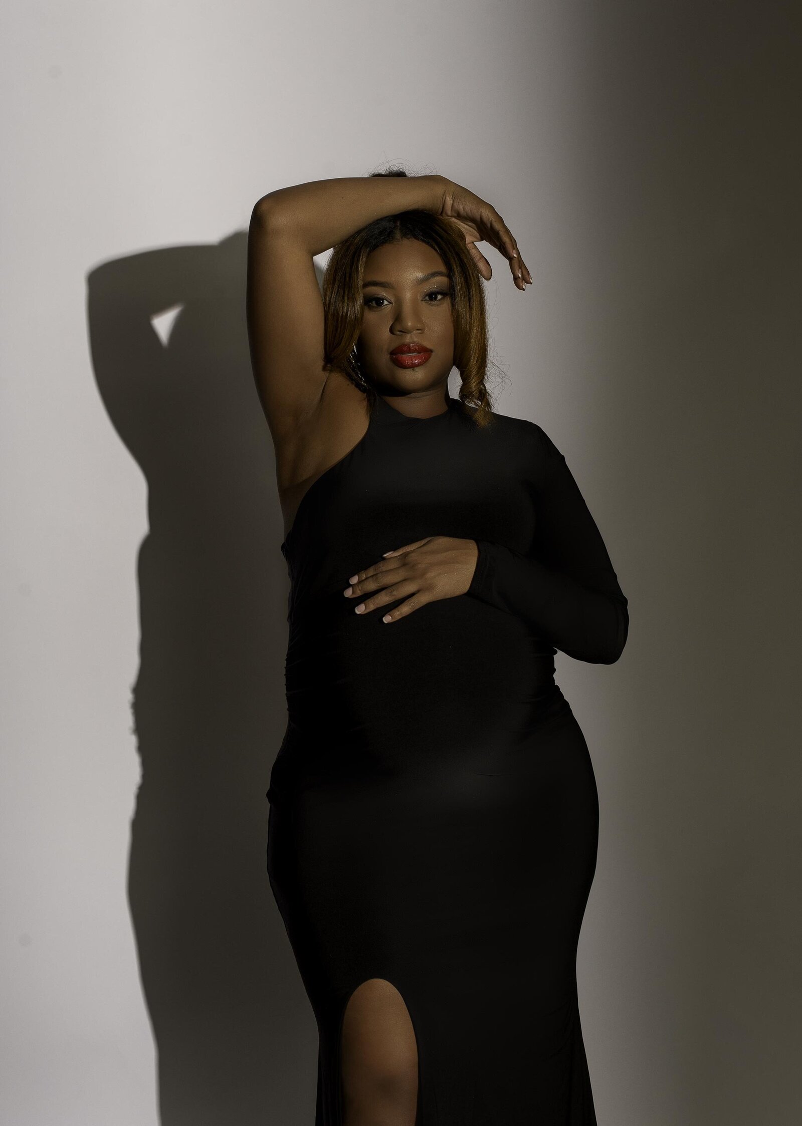 Maryland Maternity Photographer - Snapzbytie Photography - Mom Posed with Split light Dramatic and Chic