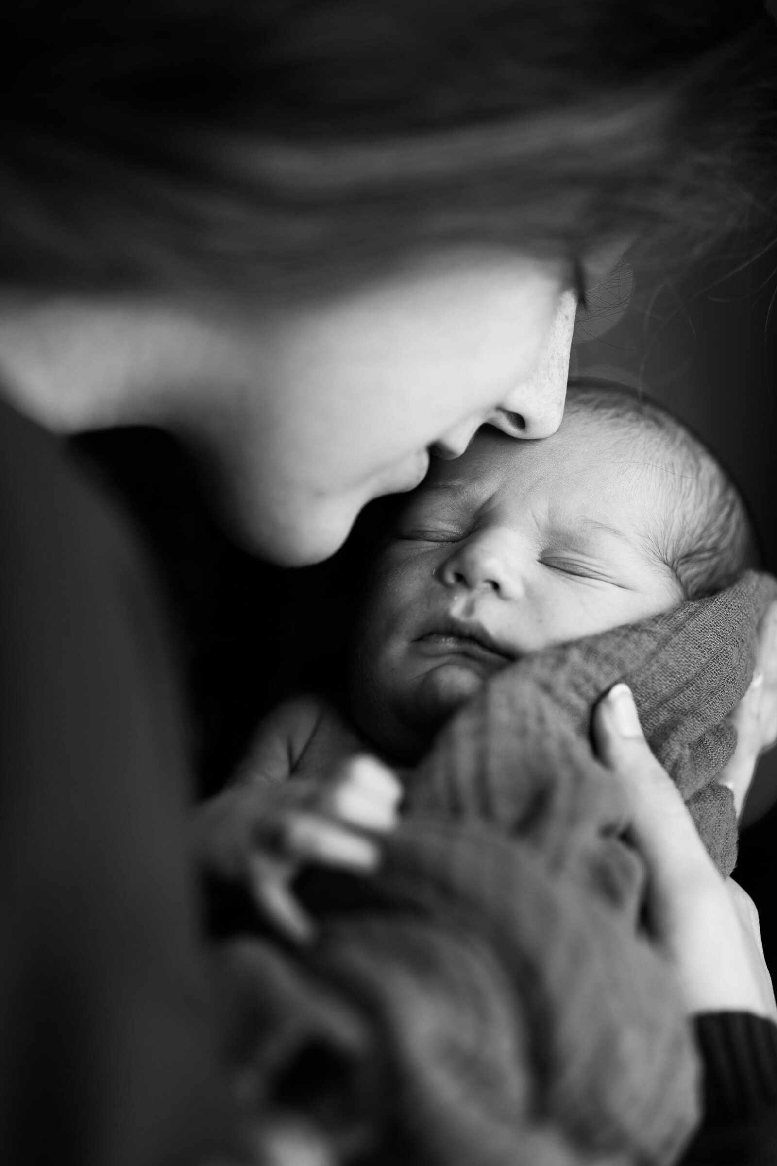Kansas_City_Newborn_Photography_mom_bab_black_and_white_snuggle-8