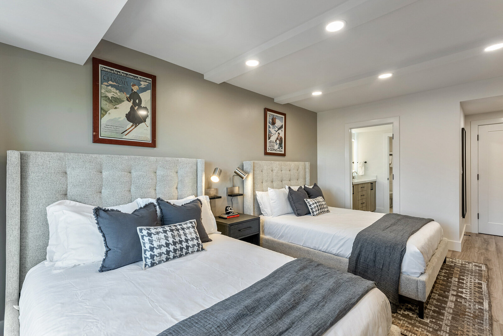 Vacation-Home-Interior-Designer-Chalet-and-Co-modern-bedroom