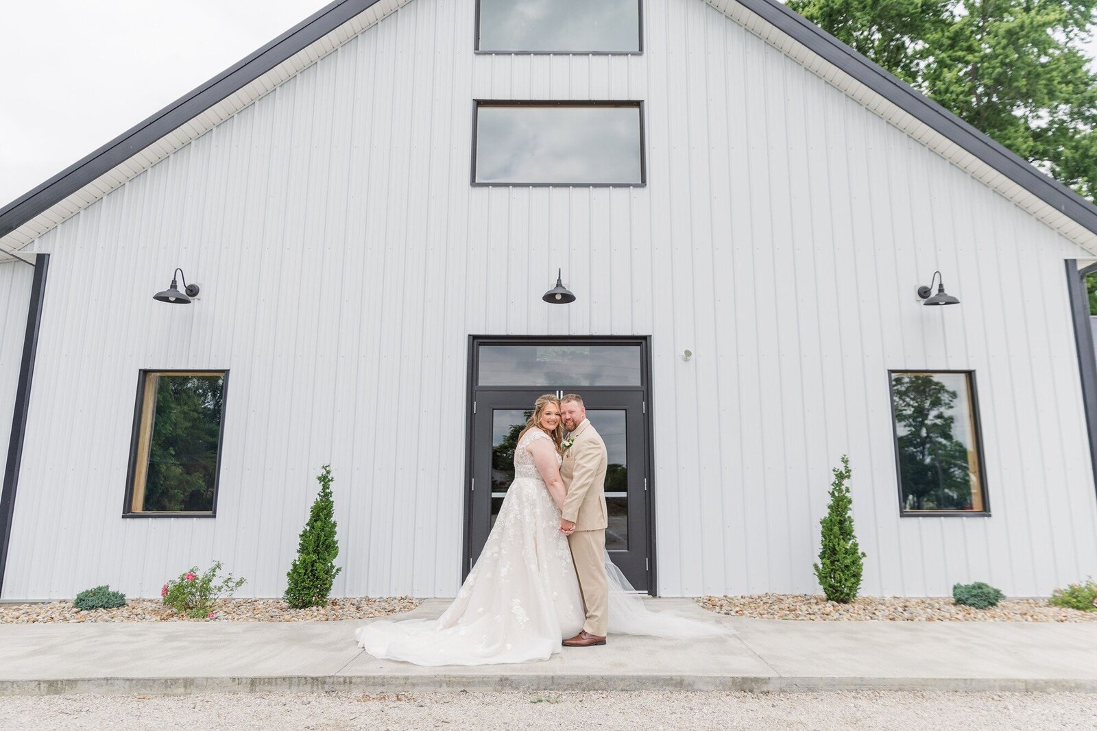 vanpelt-ohio-bride-and-groom-white-building-2