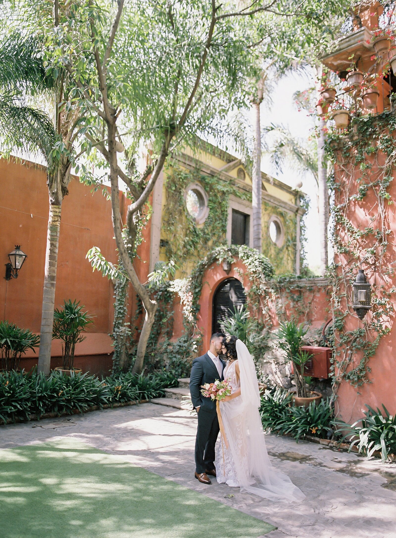 Vicki Grafton Photography Casa Hyder San Miguel de Allende Luxury Fine aRT Film Wedding Martha Stewart Bride Destination 36