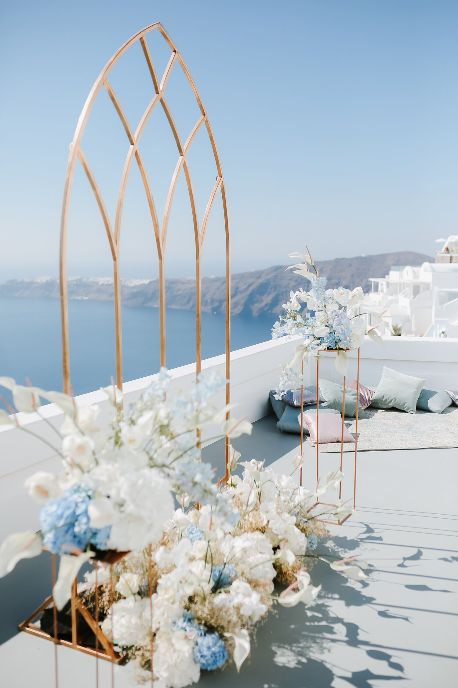 Santorini-rooftop-venue-blue-gold-reception