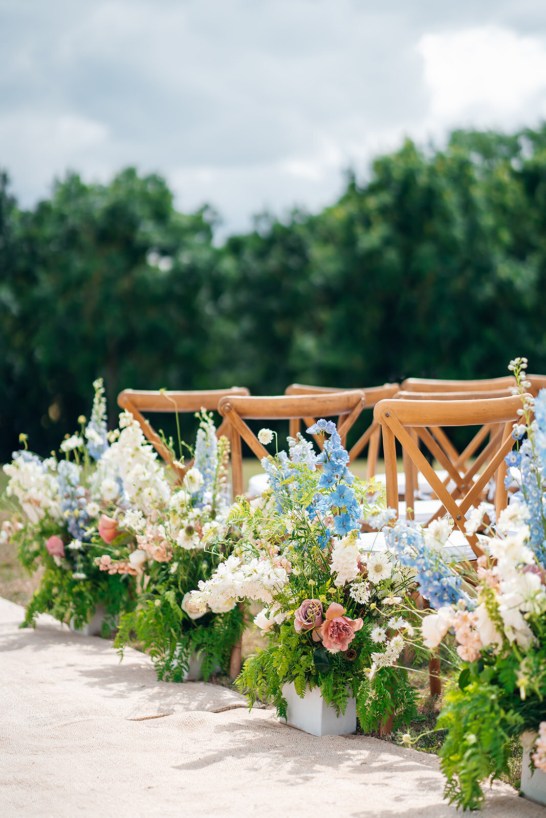 blue-pink-cream-florals-for-caswell-house-outdoor-ceremony
