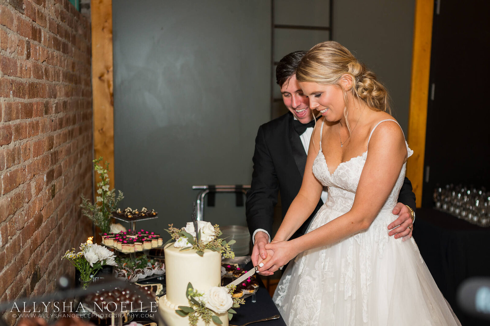 Wedding-at-The-Factory-on-Barclay-in-Milwaukee-0992
