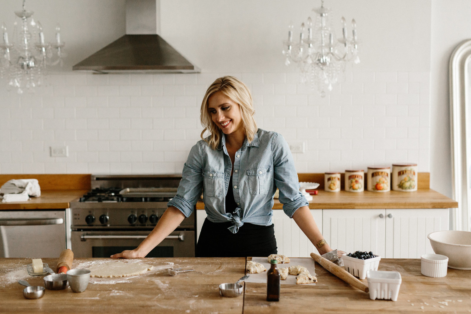 Women kitchen. Фотосессия на кухне. Женщина на кухне. Блондинка на кухне. Фотосессия кондитера на кухне.