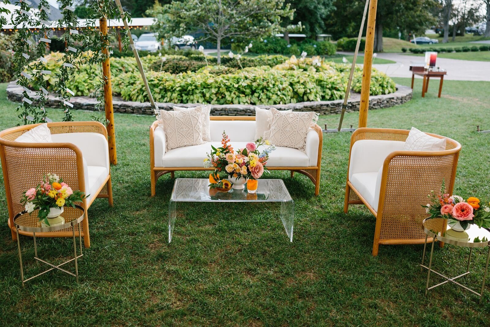 leila-james-events-newport-rhode-island-luxury-wedding-planner-castle-hill-inn-venue-erin-mcginn-wedding-photographer-bright-florals-CH0506 copy