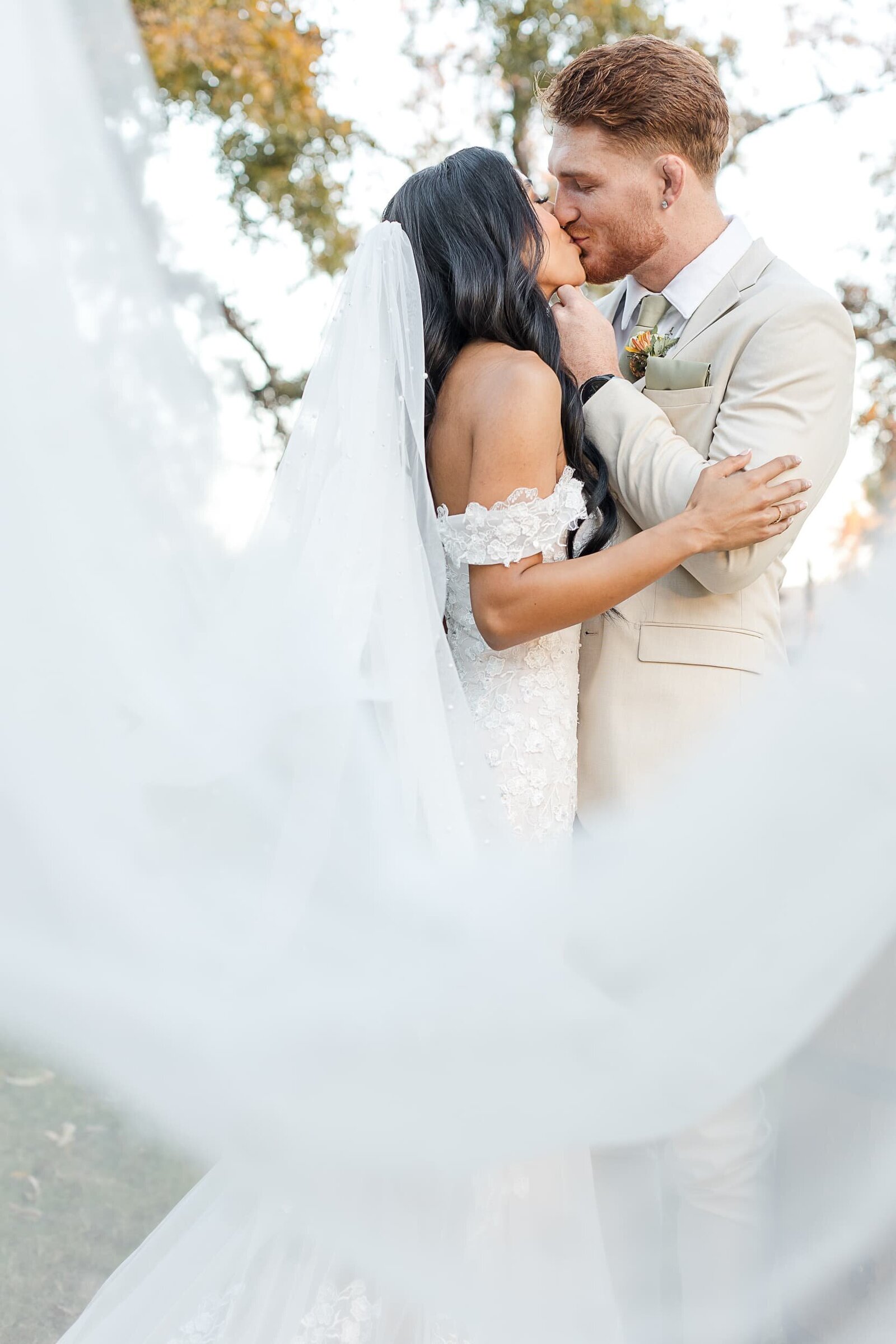 Phoenix-Wedding-Photographer-and-Videographer-Venue-at-the-Grove-ClaWed-1213