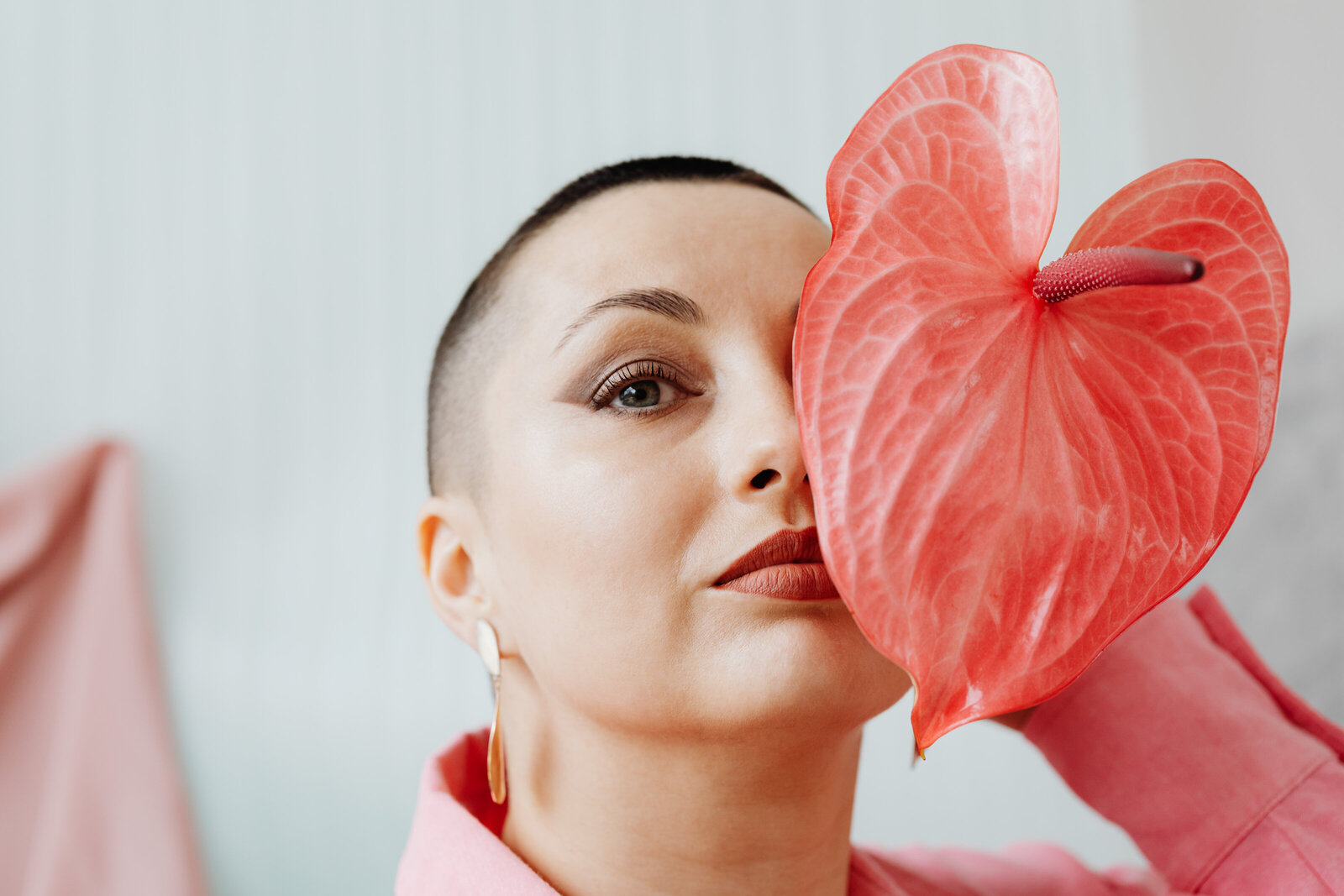 kaboompics_a-beautiful-young-woman-fighting-cancer-21206