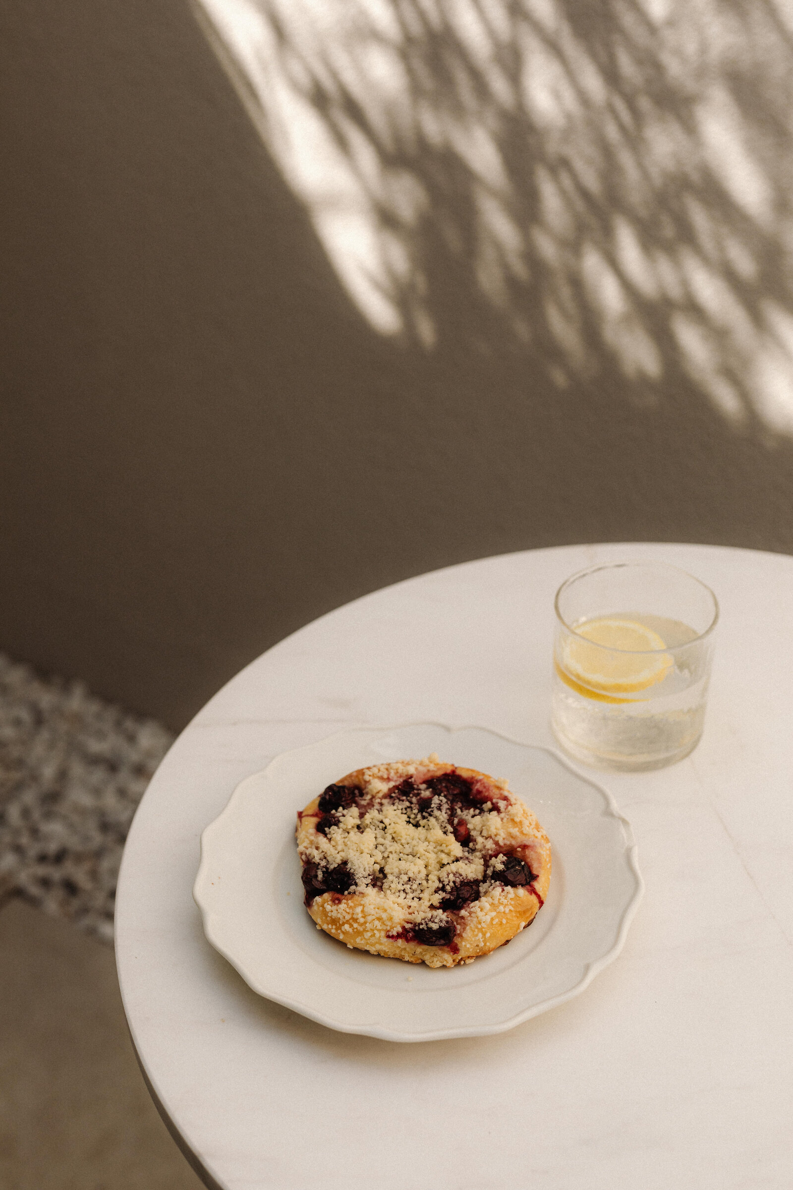 kaboompics_summer-delights-cherry-pastries-and-seasonal-fruits-36345