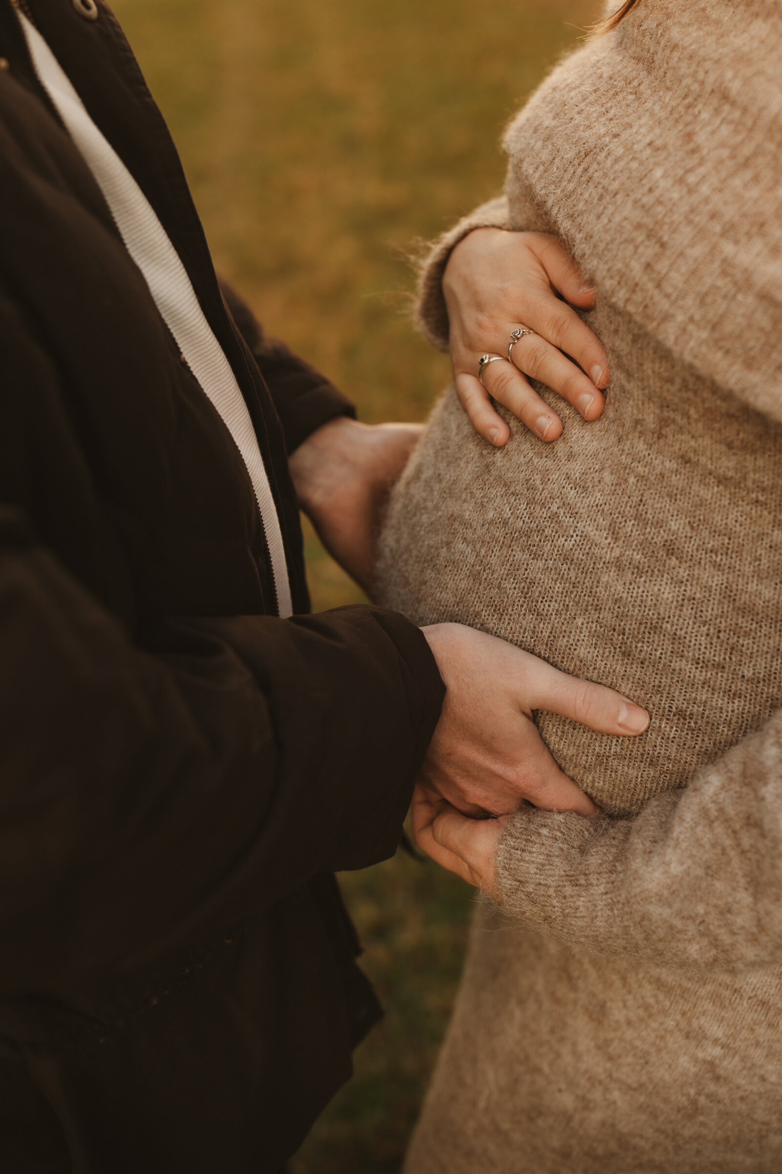 maternity-session-with-partner-hawkesbury-love-story