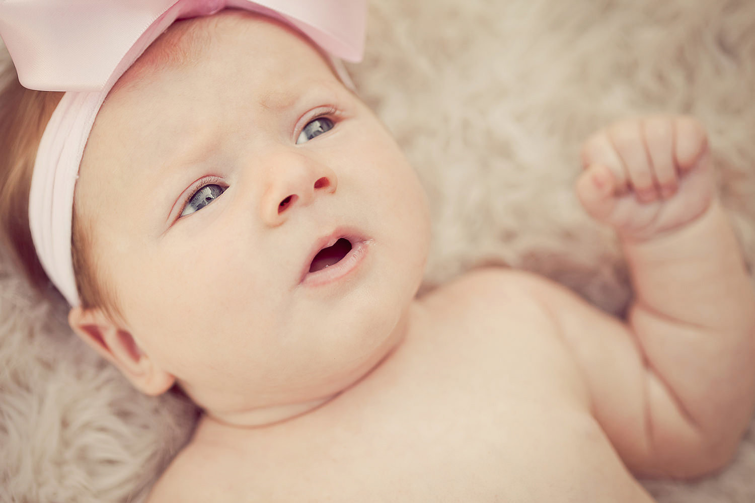 san diego newborn photographer | newborn with pink bow with a big bow