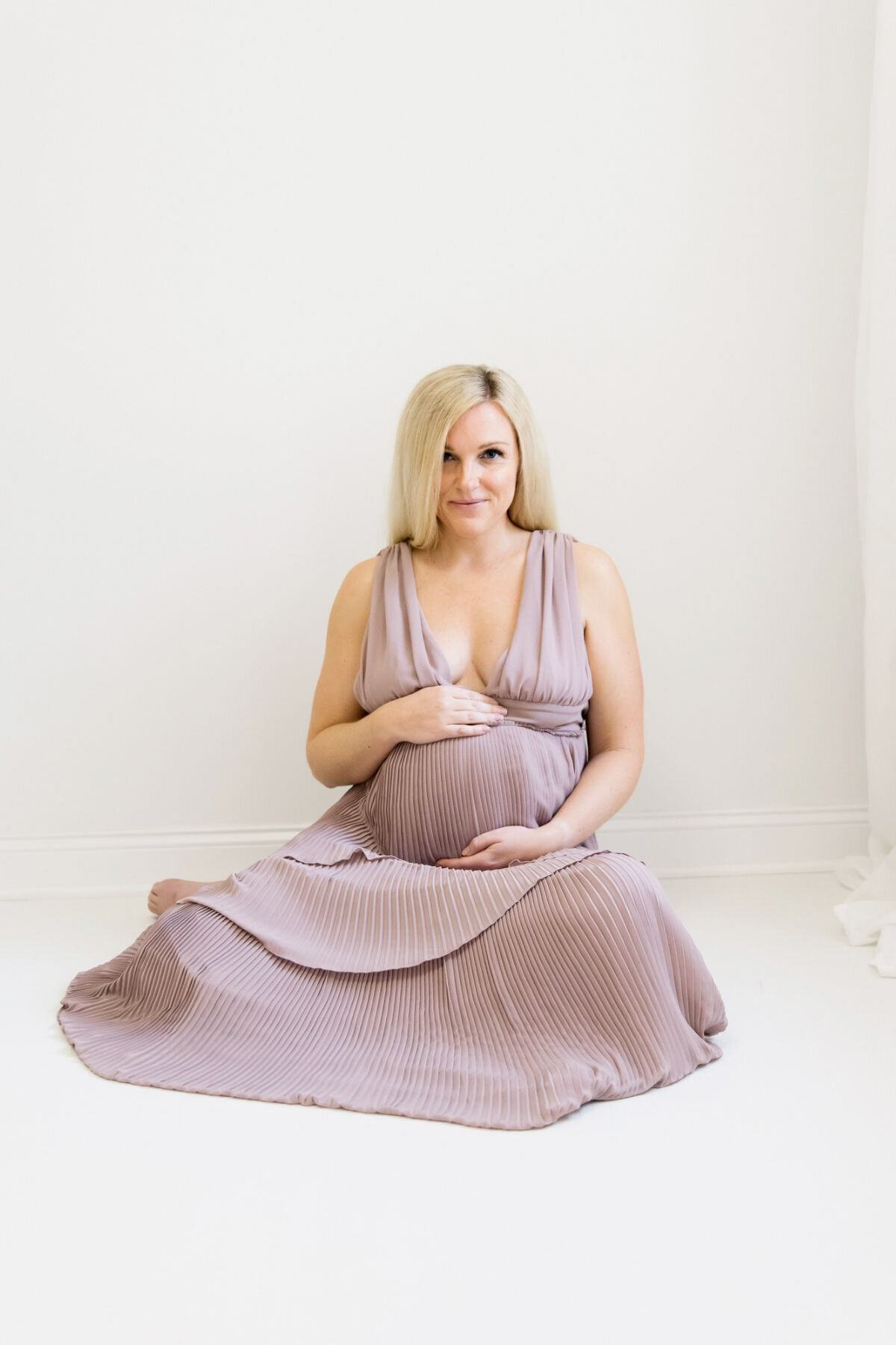 Maternity portrait in studio by Charlotte Maternity Photographer Anna Wisjo