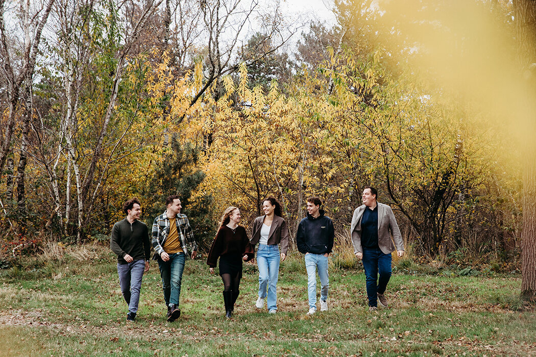 groepsfotokleinkinderen, herfstfamiliefotoshoot, herfstshootbrabant, bavel, ulvenhout, zundert, wernhout, krochten, bosschenhoofd, halderberge, achtmaal, schijf