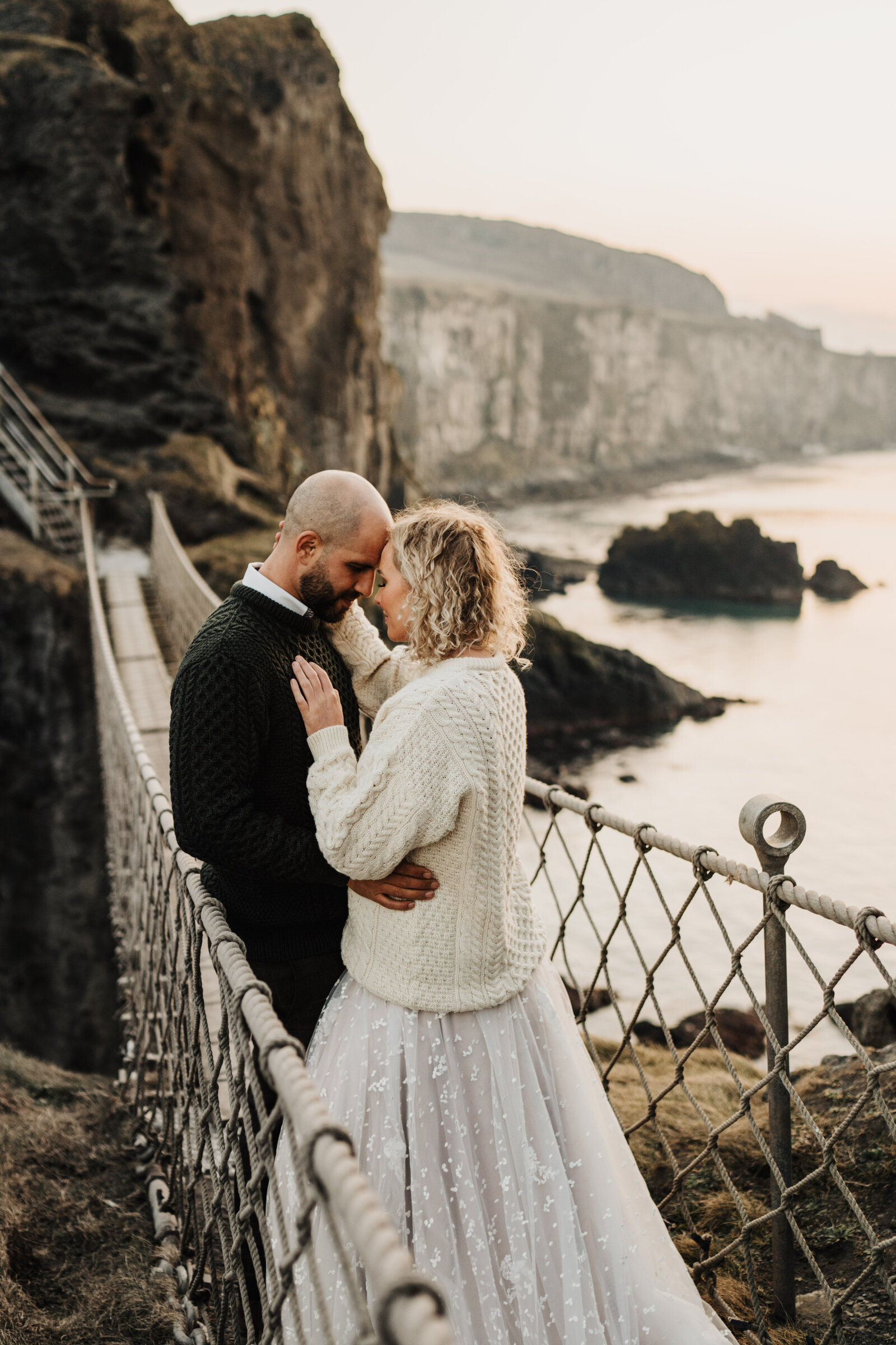 carrick-a-rede-rope-bridge-wedding-02053-171