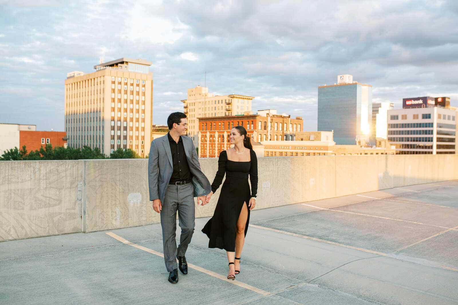 mariah_rock_photography_classic_timeless_wedding_photographer_knoxville_tennessee_chattanooga_tennessee_destination_travel_fine_art_high_end_luxury_wedding_engagement_elopement_photo_black_white_elegant_traveling_travel_city