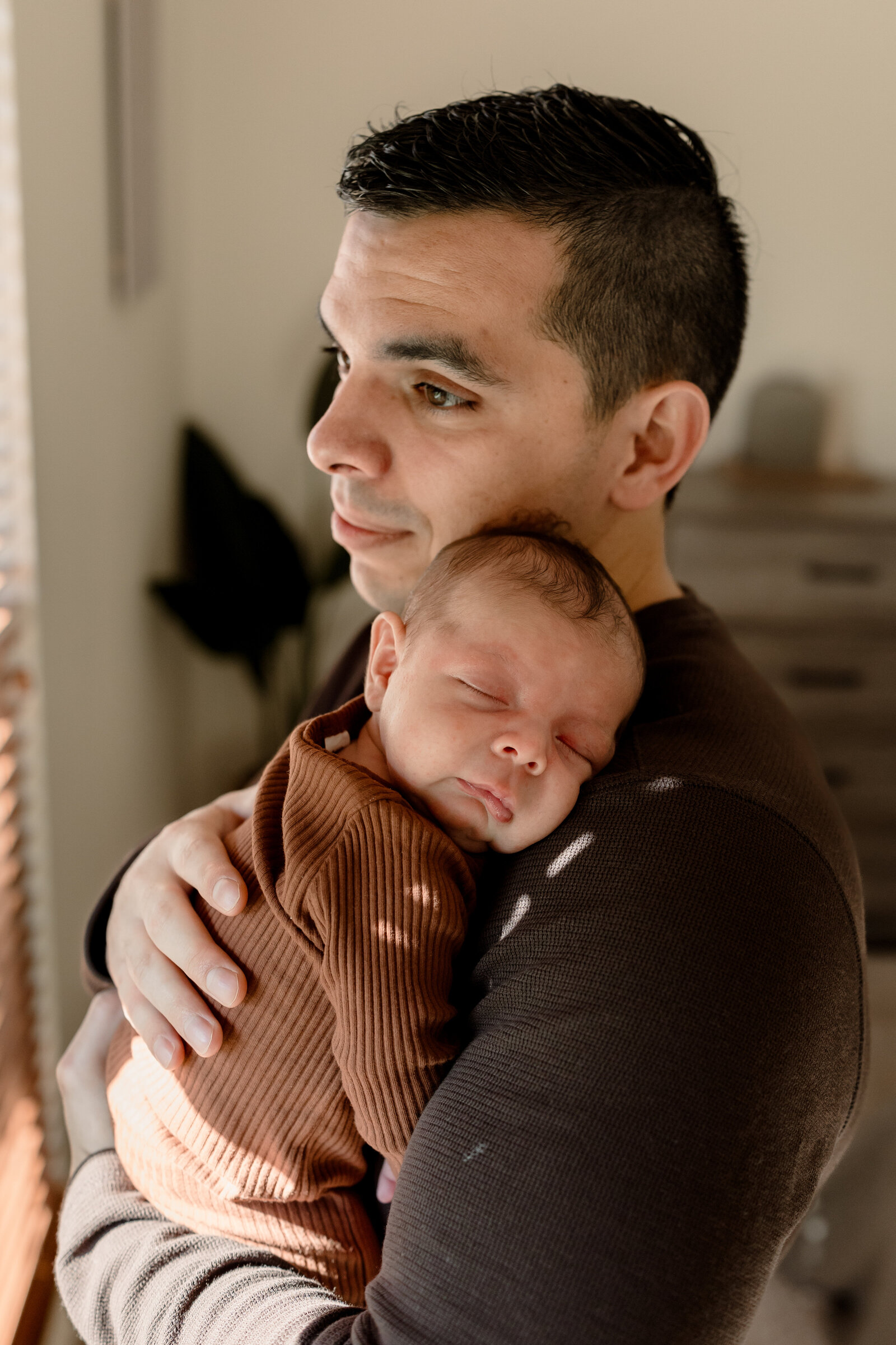 dad holding newborn