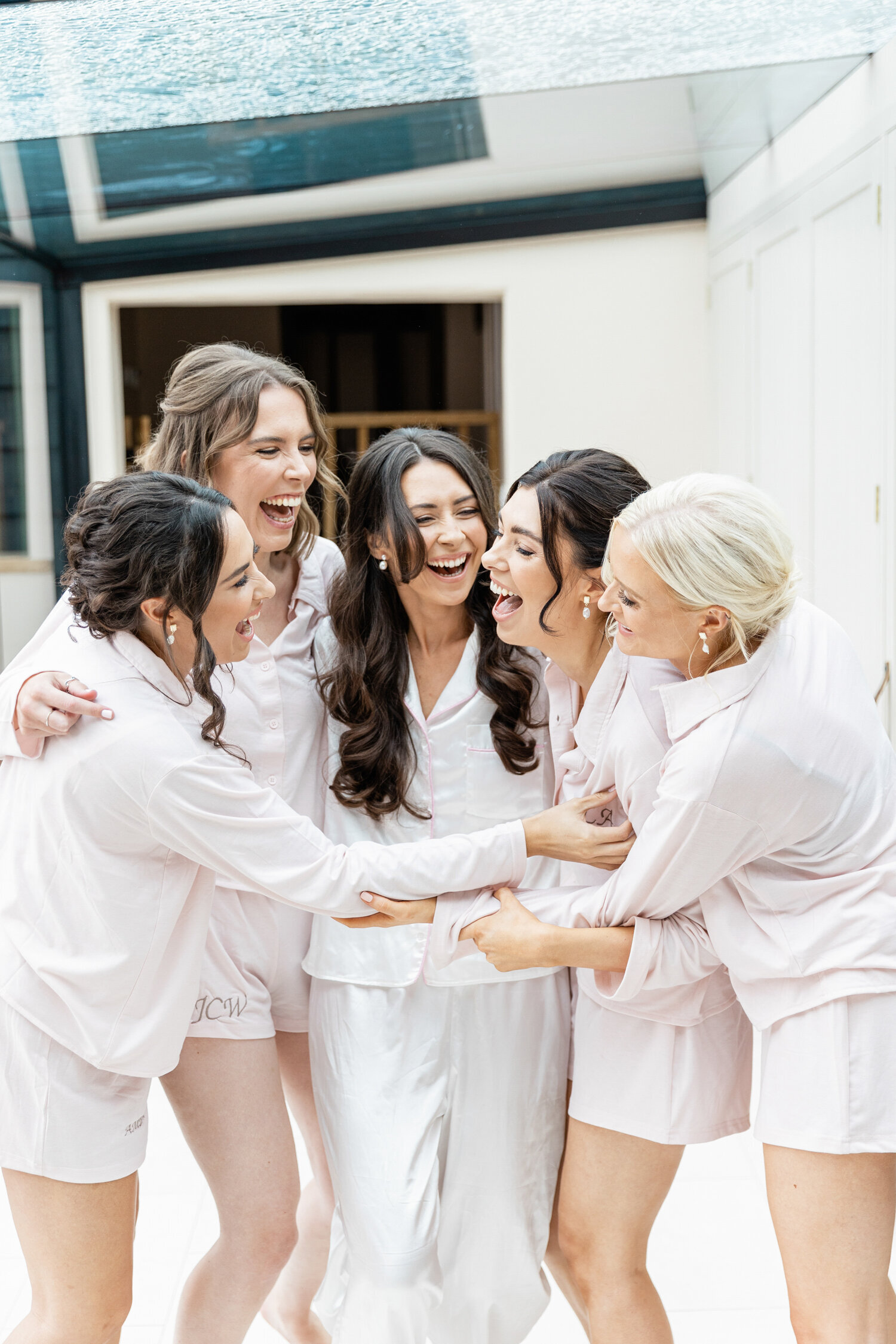bridal-prep-photos-bridesmaids-cuddling