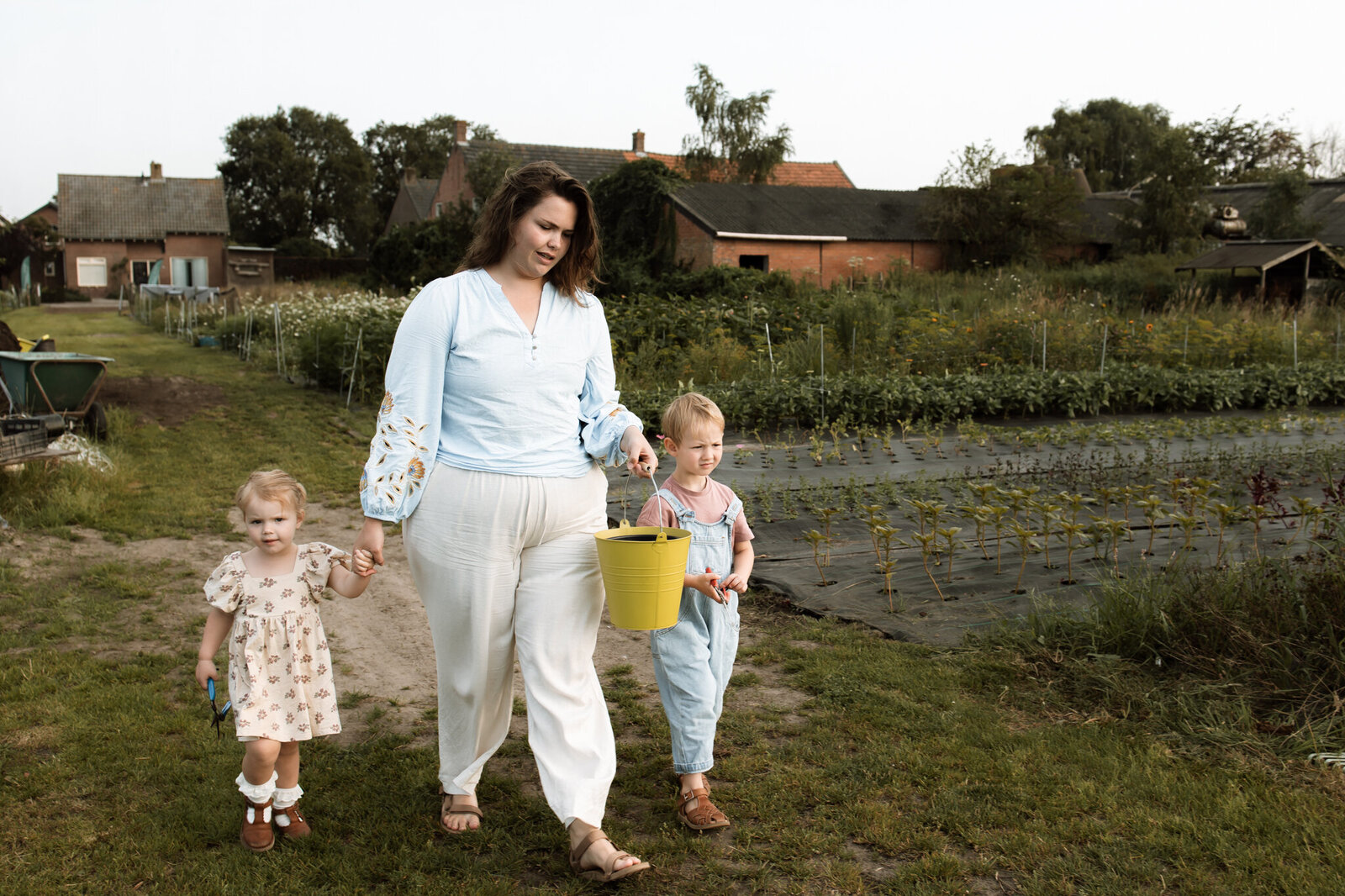 gezinsfotoshoot fotoshoot gezin gezinsfotografie gezinsfotograaf gezinsfotoshoot eindhoven gezinsshoot zwangerschap gezinsshoot buiten spontane gezinsfoto'a