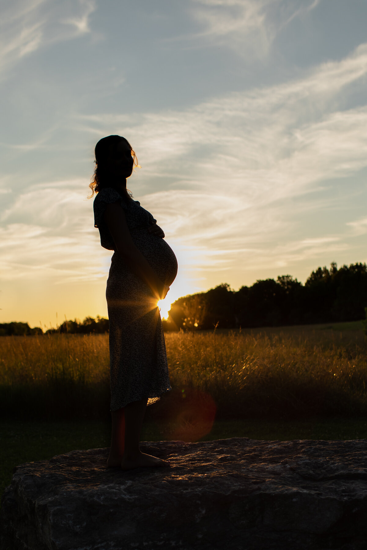 Outdoor_maternity_lifestyle_photography_session_Frankfort_KY_photographer_golden_hour