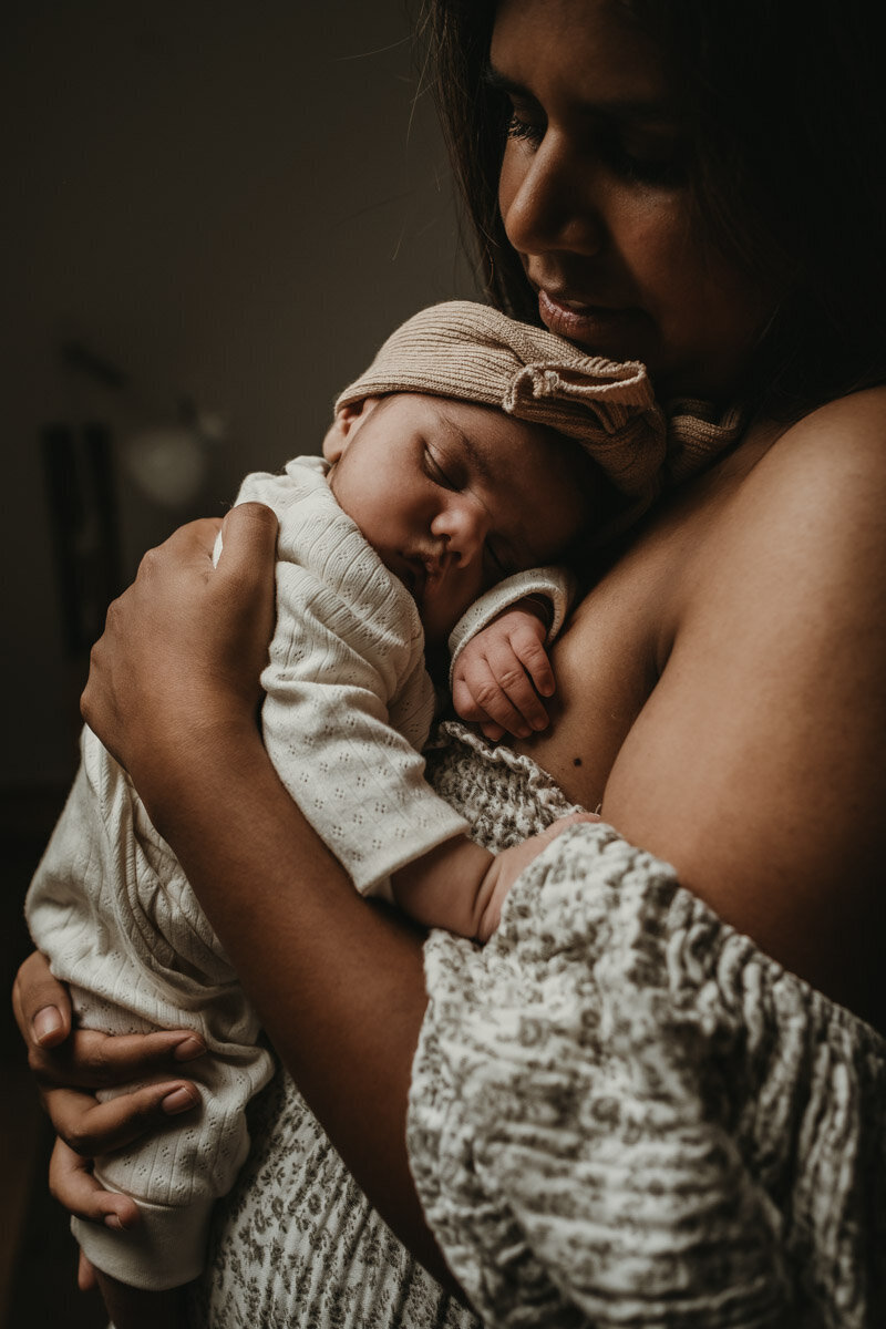 slapende baby met strik bij mama