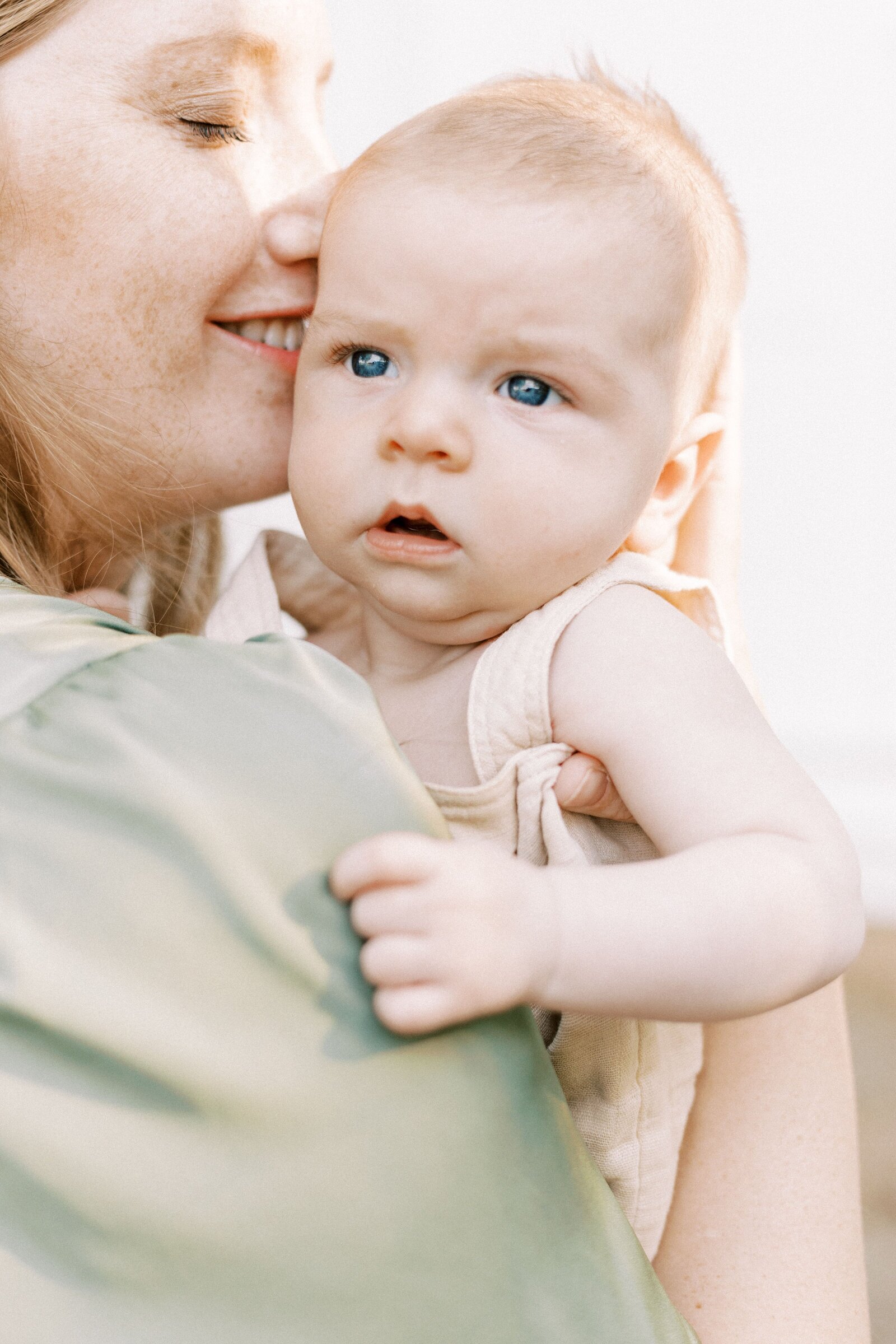 baby looking over mom's shoulder in peoria illinois family photos 