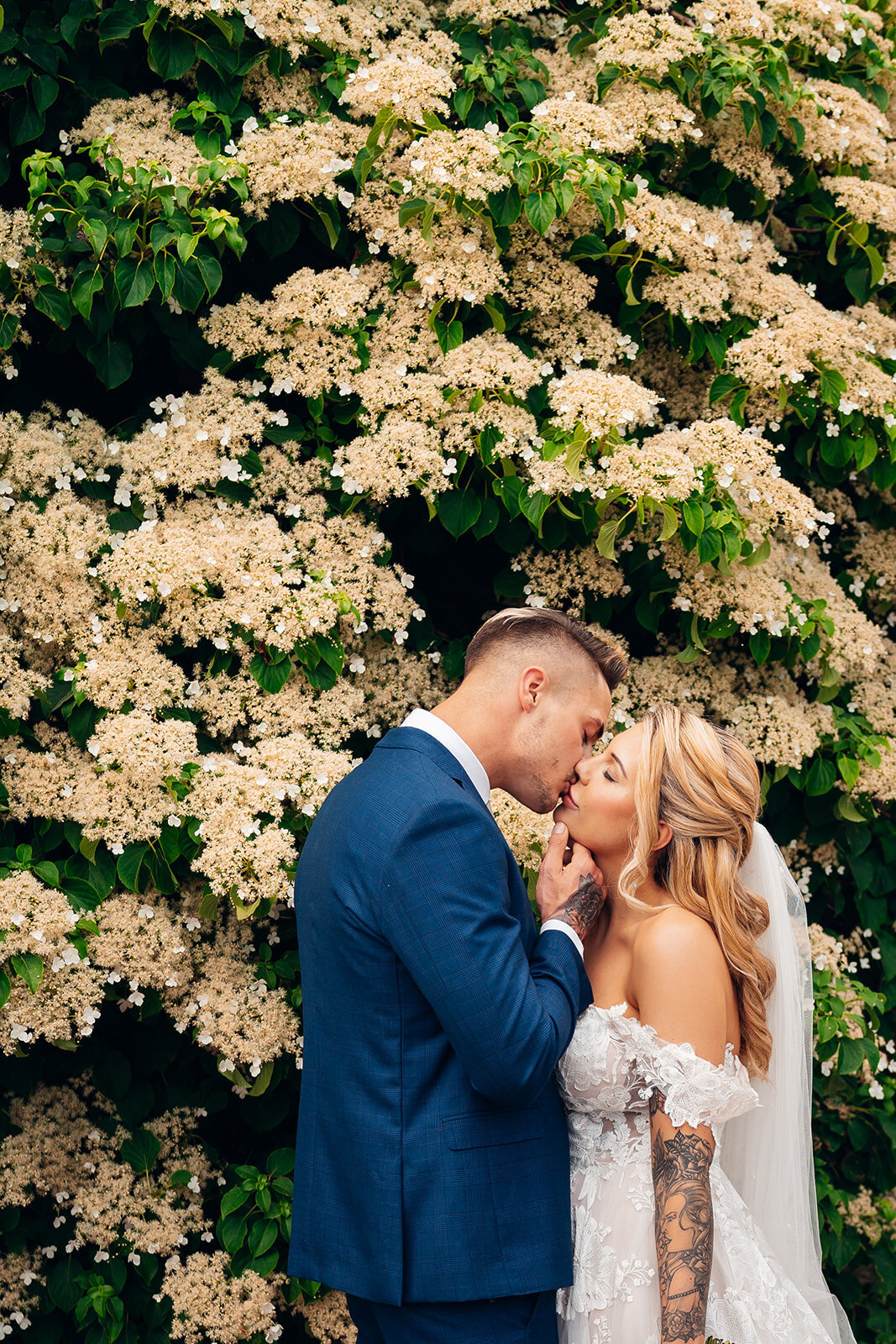 wedding-couples-photographs-with-summer-floral-backdrop