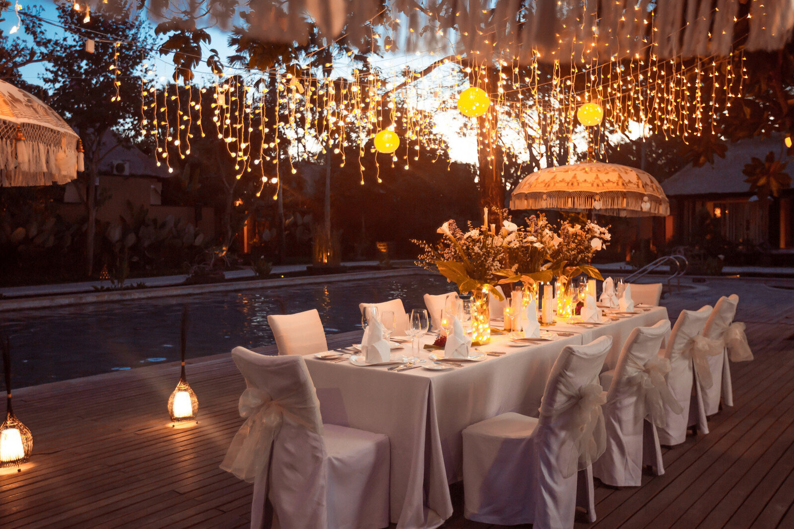 Elegant wedding reception table with lights