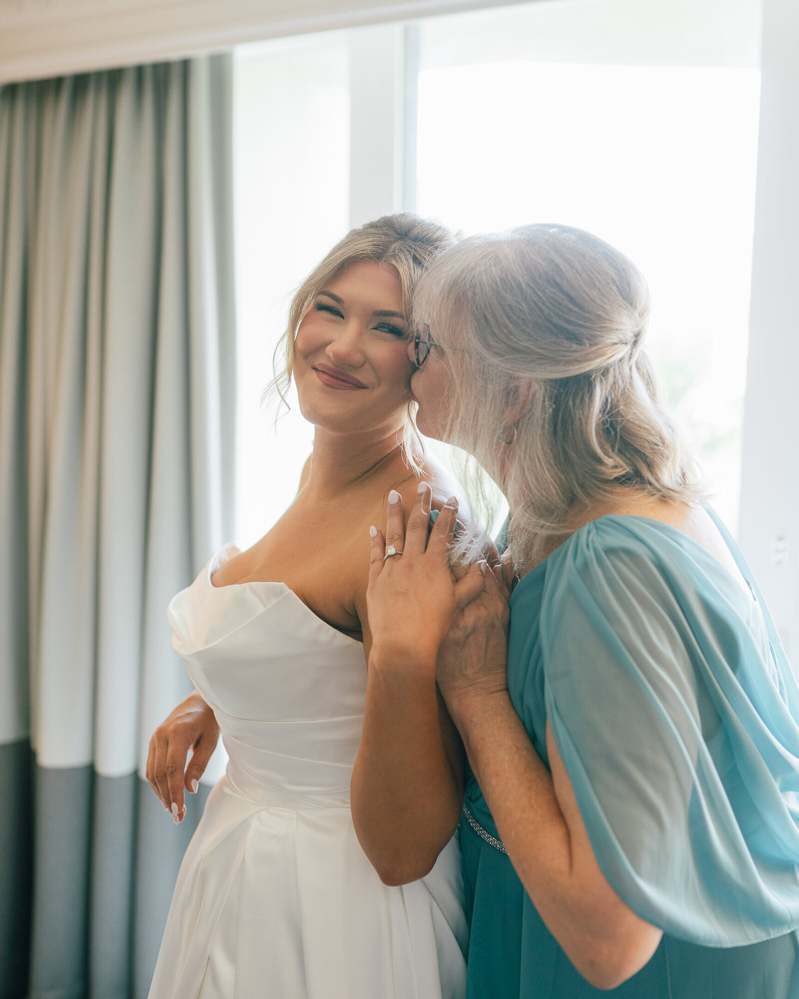 Corby Intercontinental Hotel Kansas City Wedding Plaza-35