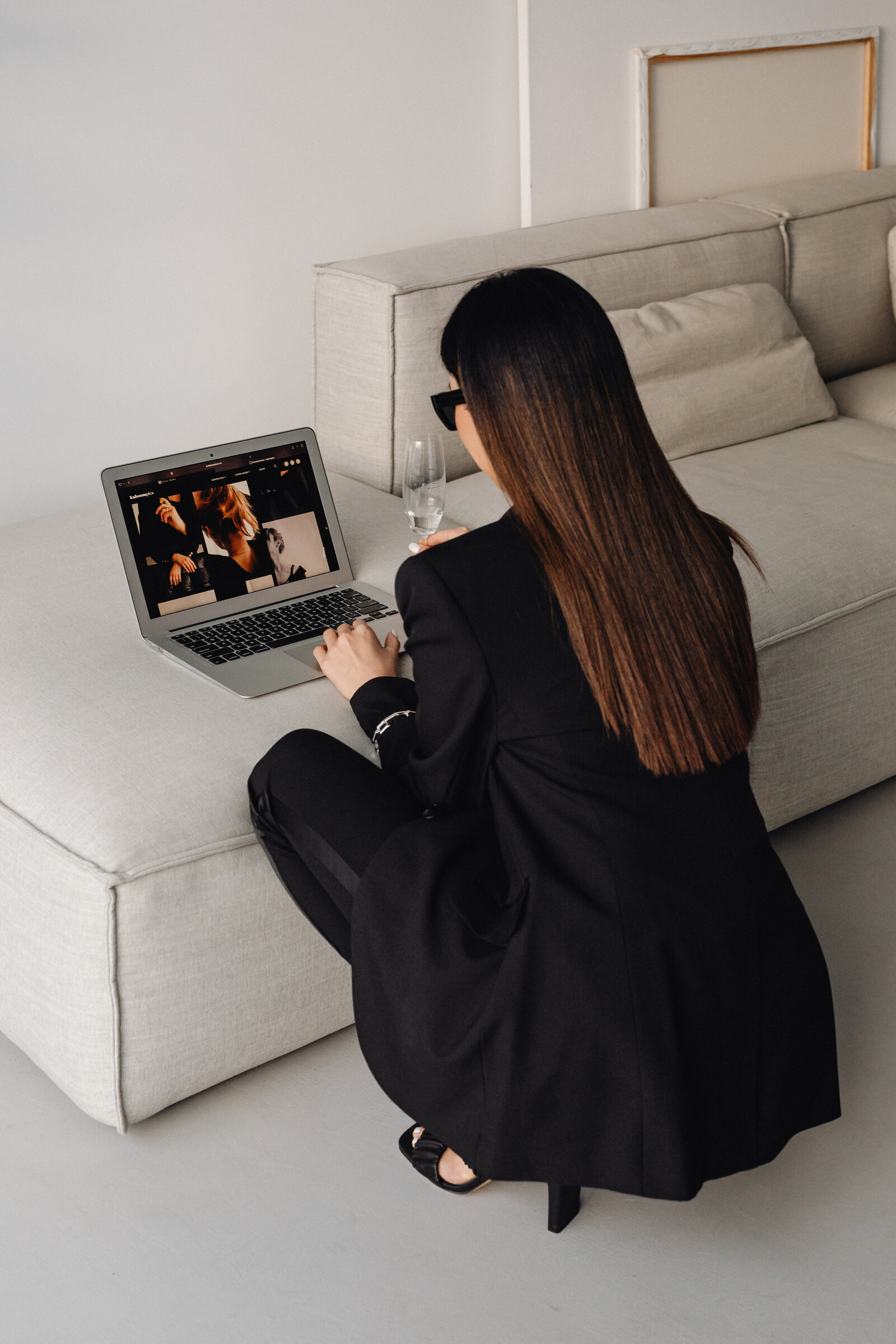 kaboompics_dark-classy-aesthetic-fashion-beautiful-asian-female-entrepreneur-in-black-suit-technology-and-devices-iphone-laptop-airpods-30039