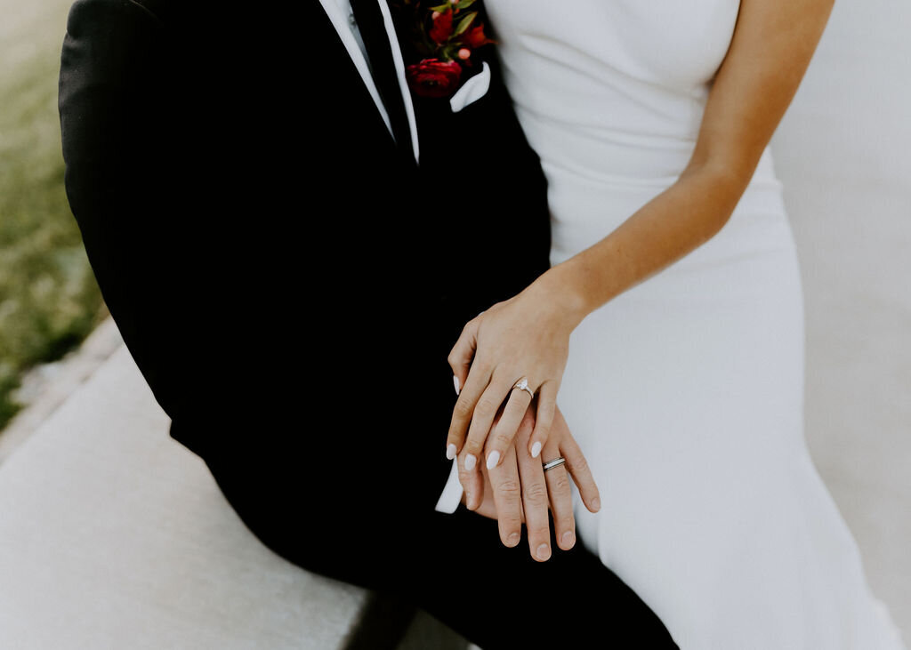 details-couple-wedding-rings-hands