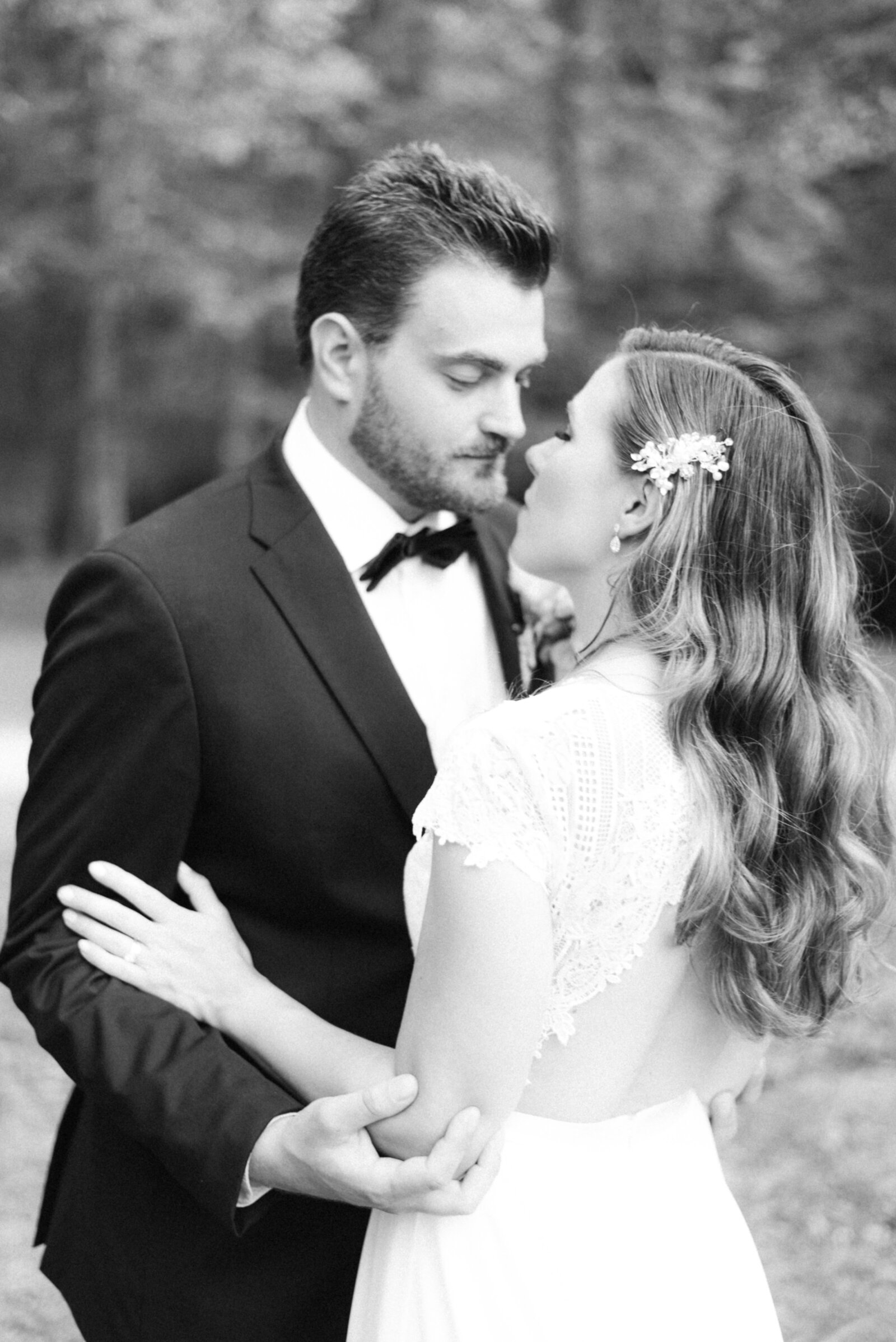 A wedding couple in a romantic wedding photo by wedding photographer Hannika Gabrielsson.