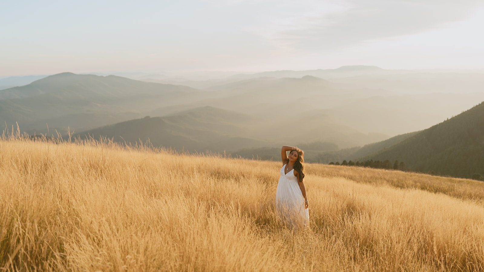 Fall senior picture of senior girl in the Columbia River Gorge in Oregon