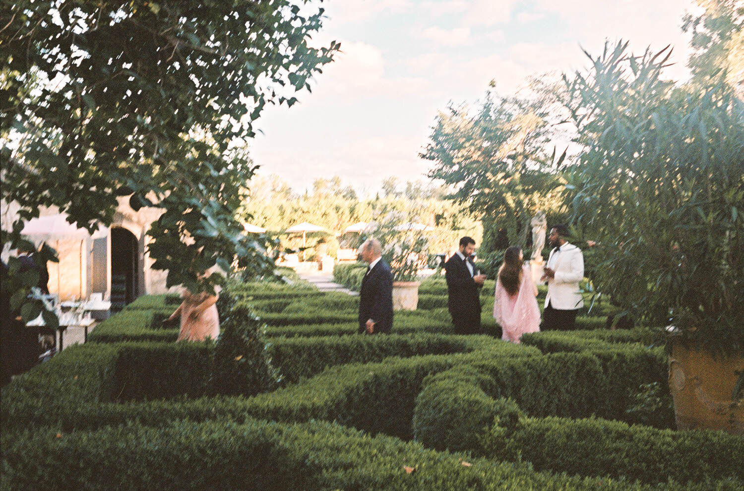 Flora_And_Grace_Provence_Analog_35mm_Fim_Editorial_Wedding_Photographer-10