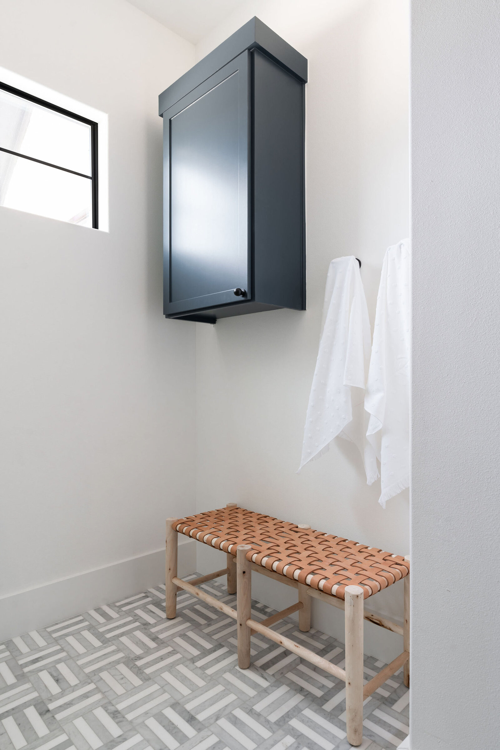 NuelaDesign_White and Gray Marble Geometric Floor_Bathroom Design