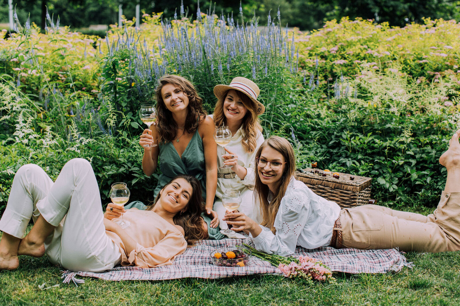 Girlfriends-enjoying-a-picnic-at-Havenwyld