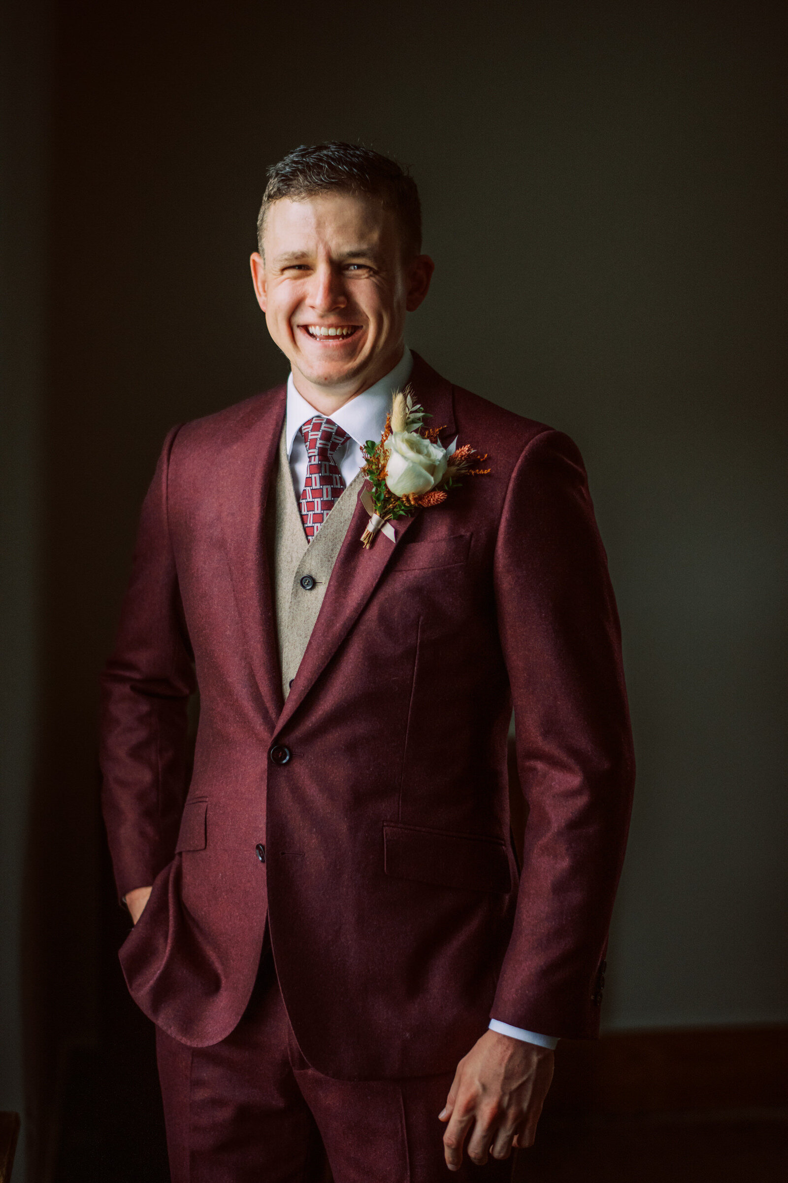 groom in wine suite-915