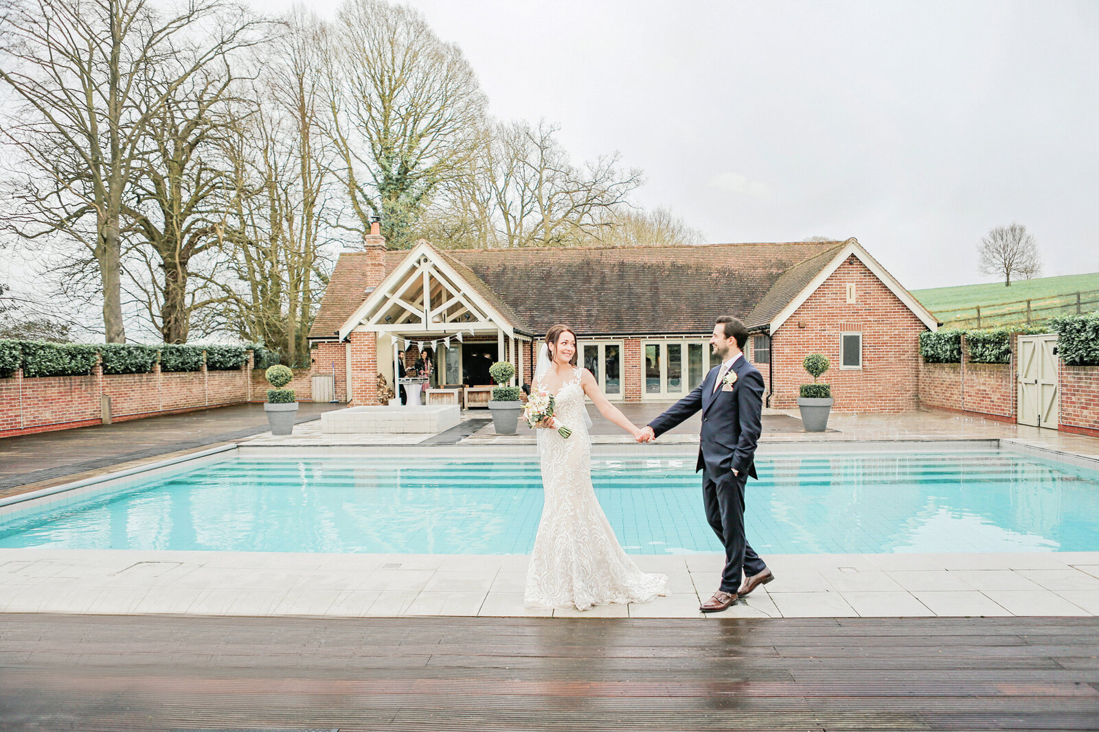 poolside-wedding-reception