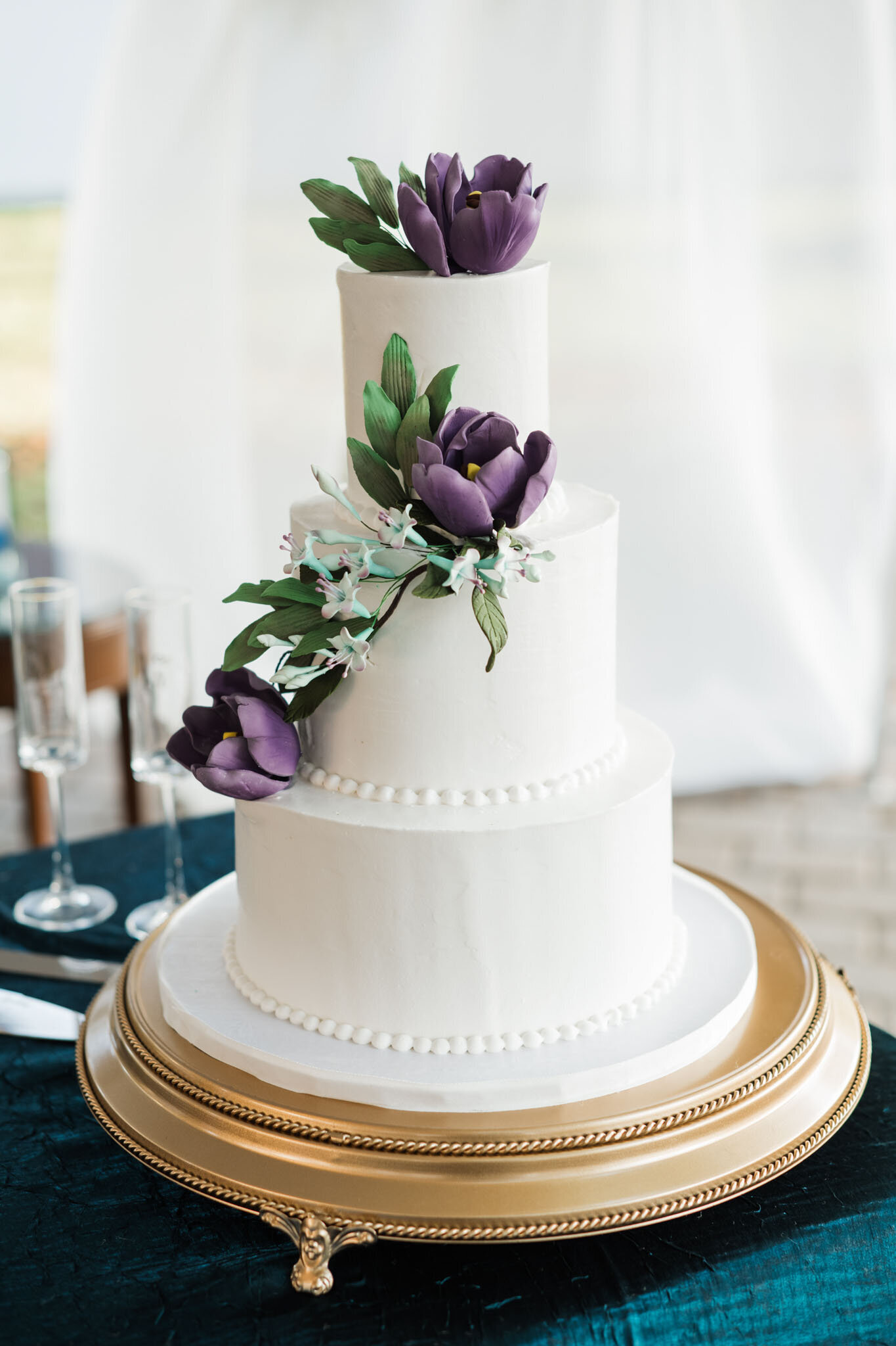 Minimalist purple themed wedding cake