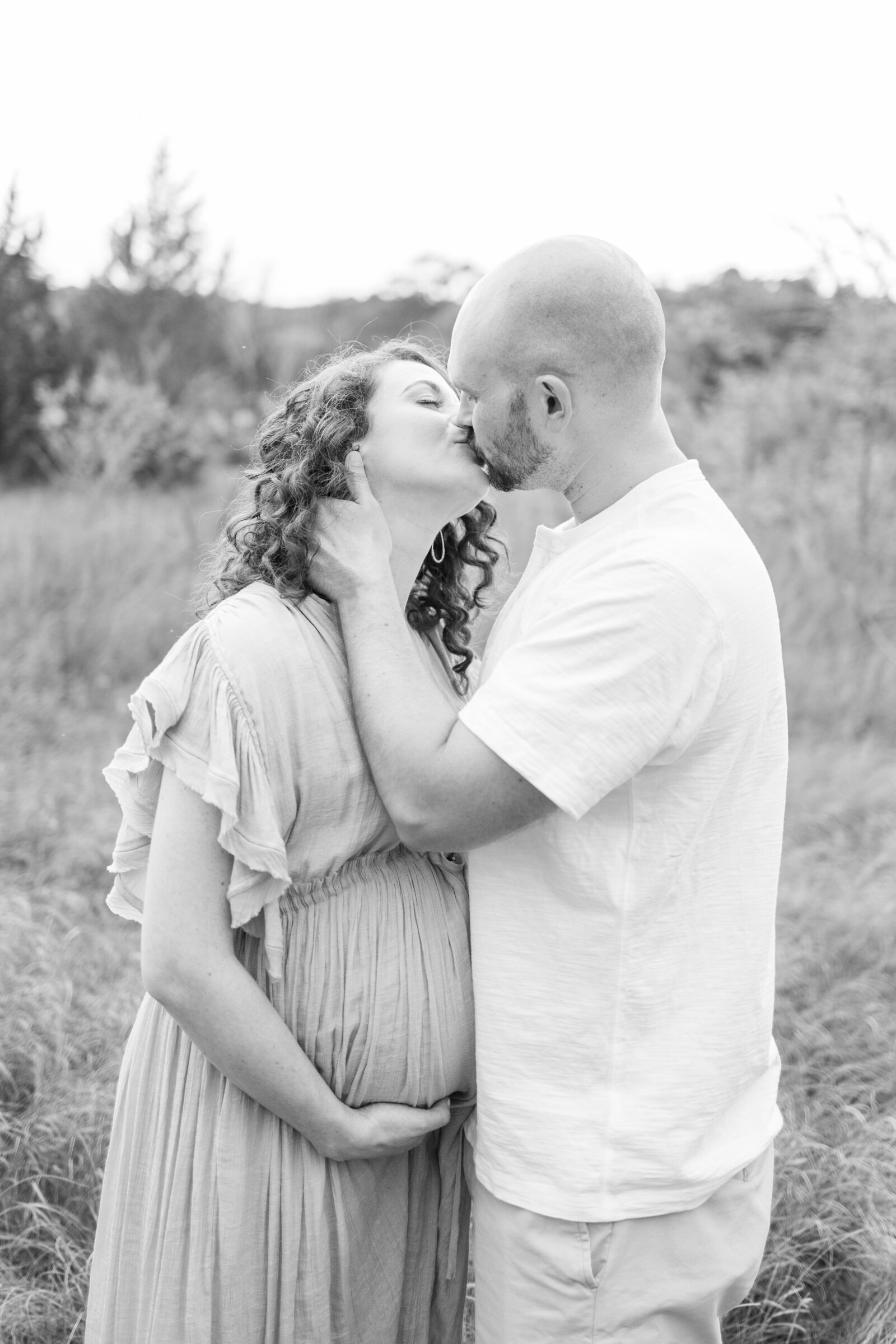 maternity-photo-black-and-white-parents-kissing