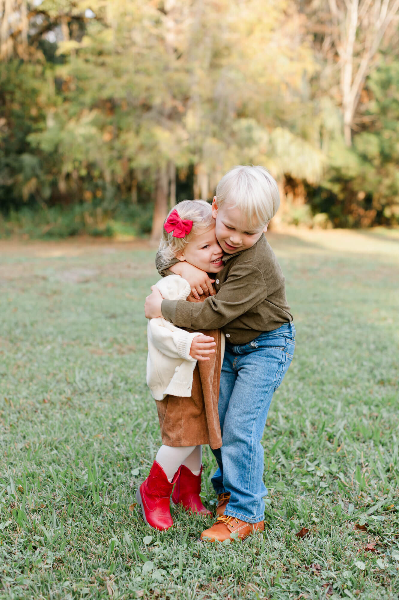 Siblings hugging during their Orlando family photography session at Green Springs State Park