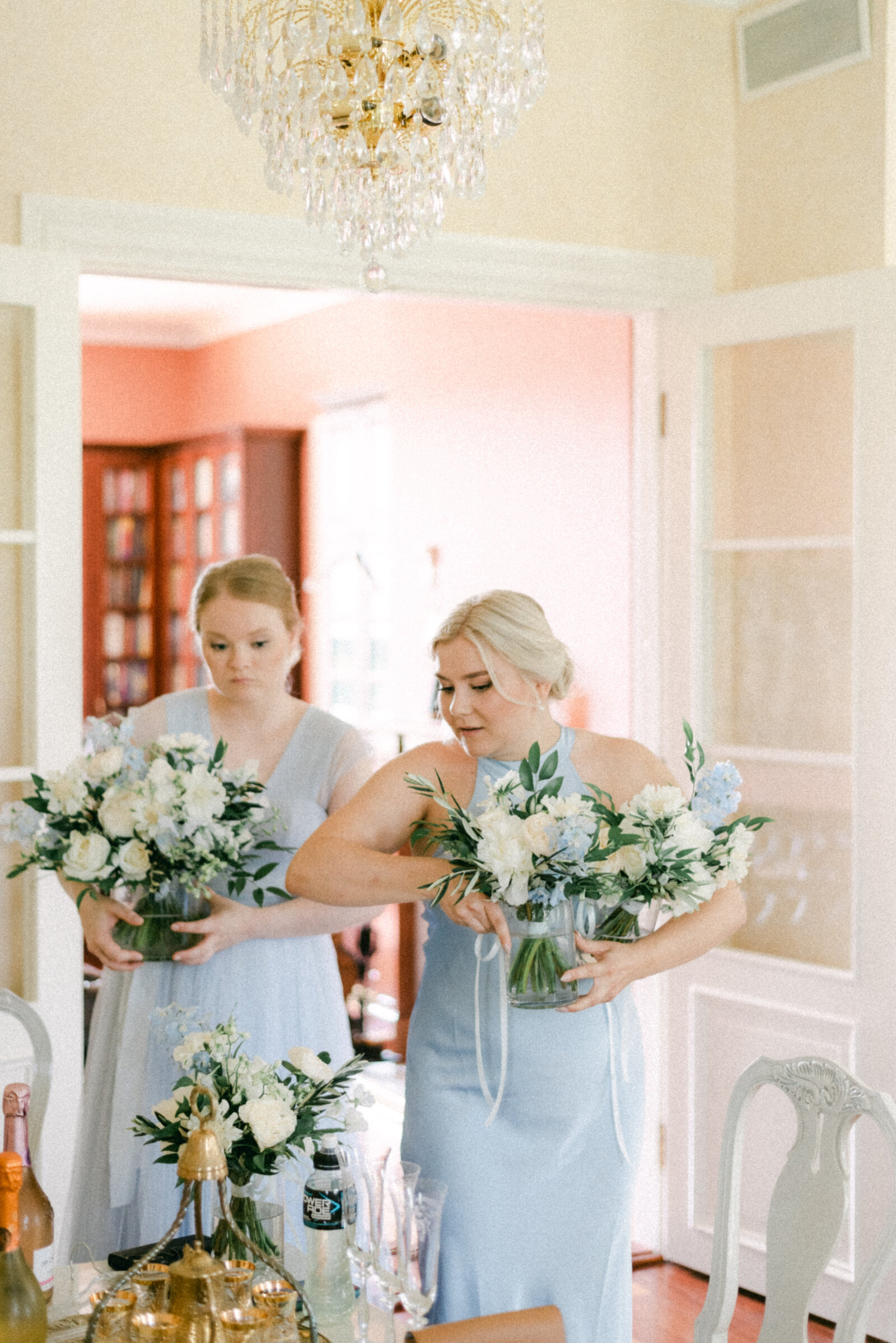 Bridesmaids bringing the wedding florals in an image photographed by wedding photographer Hannika Gabrielsson.