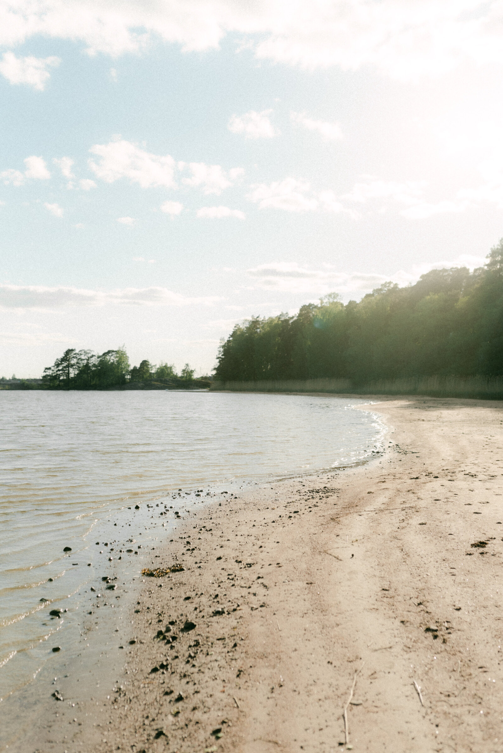 Beach on a couple photography session with photographer Hannika Gabrielsson