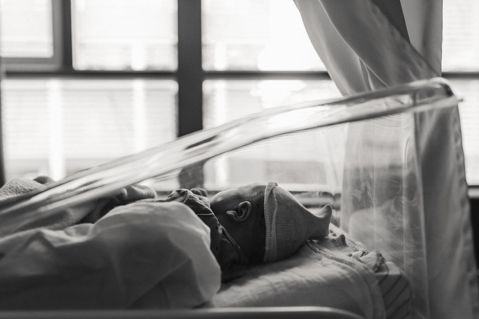 Pasgeboren baby in ziekenhuis bedje in Dijklander ziekenhuis Hoorn