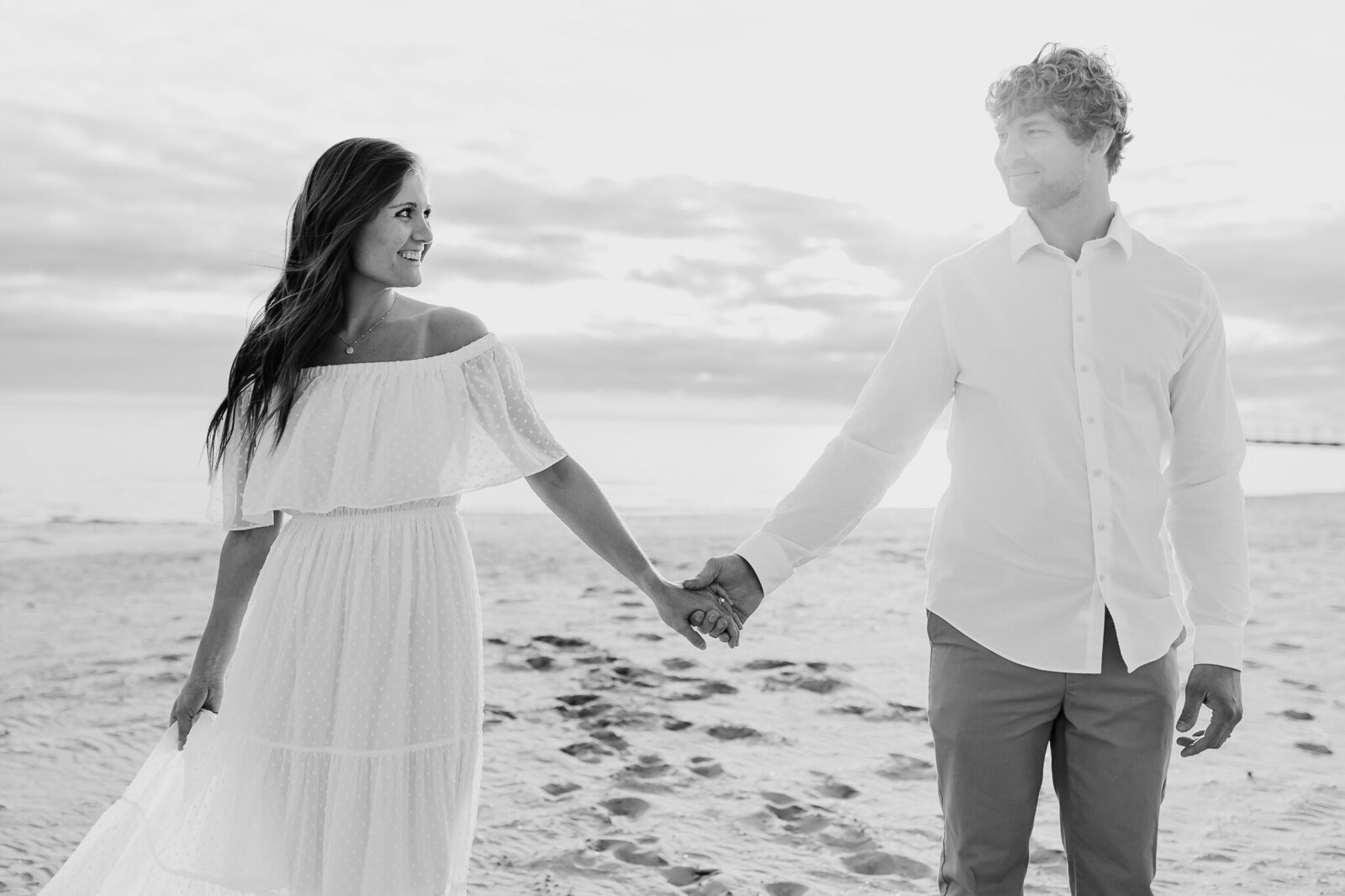 GRAND_HAVEN_AND_LAKE_MICHIGAN_ENGAGEMENT_PHOTOGRAPHER|Courtney_Lushaj_Photography