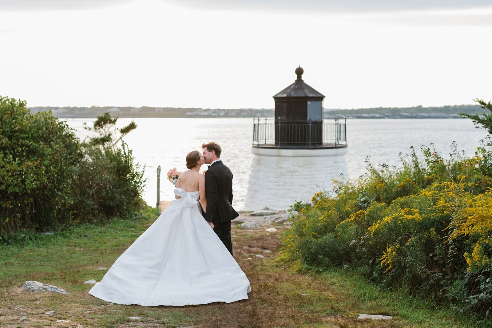 leila-james-events-newport-rhode-island-luxury-wedding-planner-castle-hill-inn-venue-erin-mcginn-wedding-photographer-bright-florals-CH0887 copy