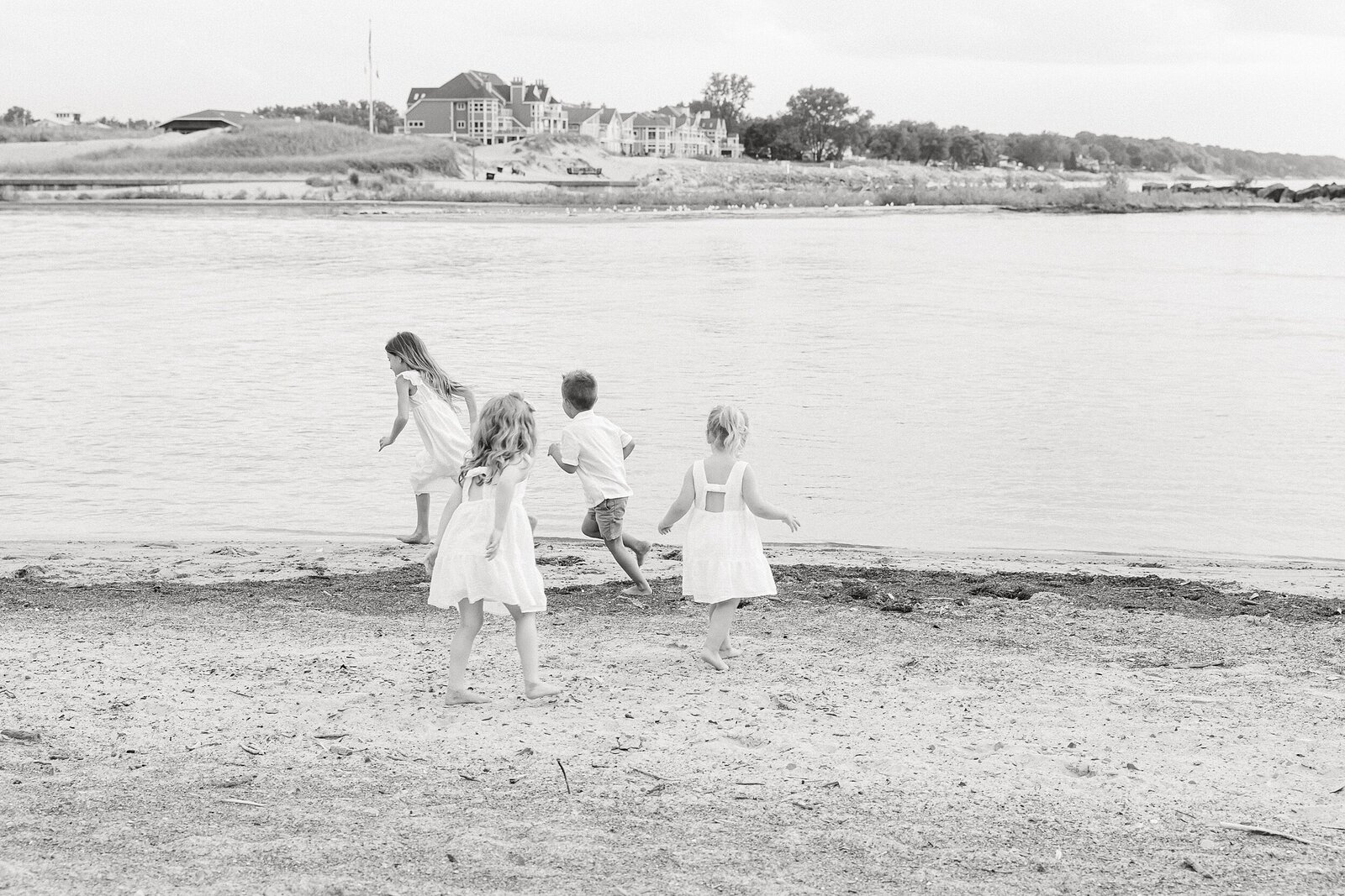New-Buffalo-Beach_Extended-Family-Photography_Katie-Whitcomb_Miller_0010