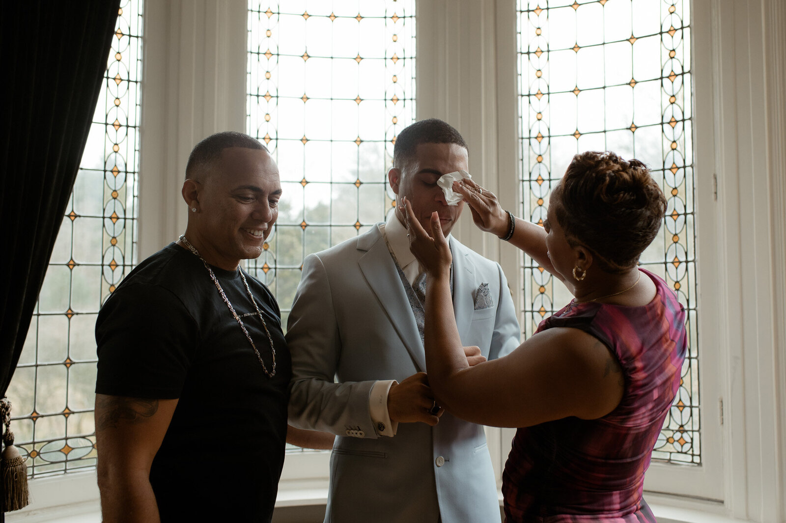 Getting ready bruidegom vastgelegd door trouwfotograaf Lauw Design & Photography
